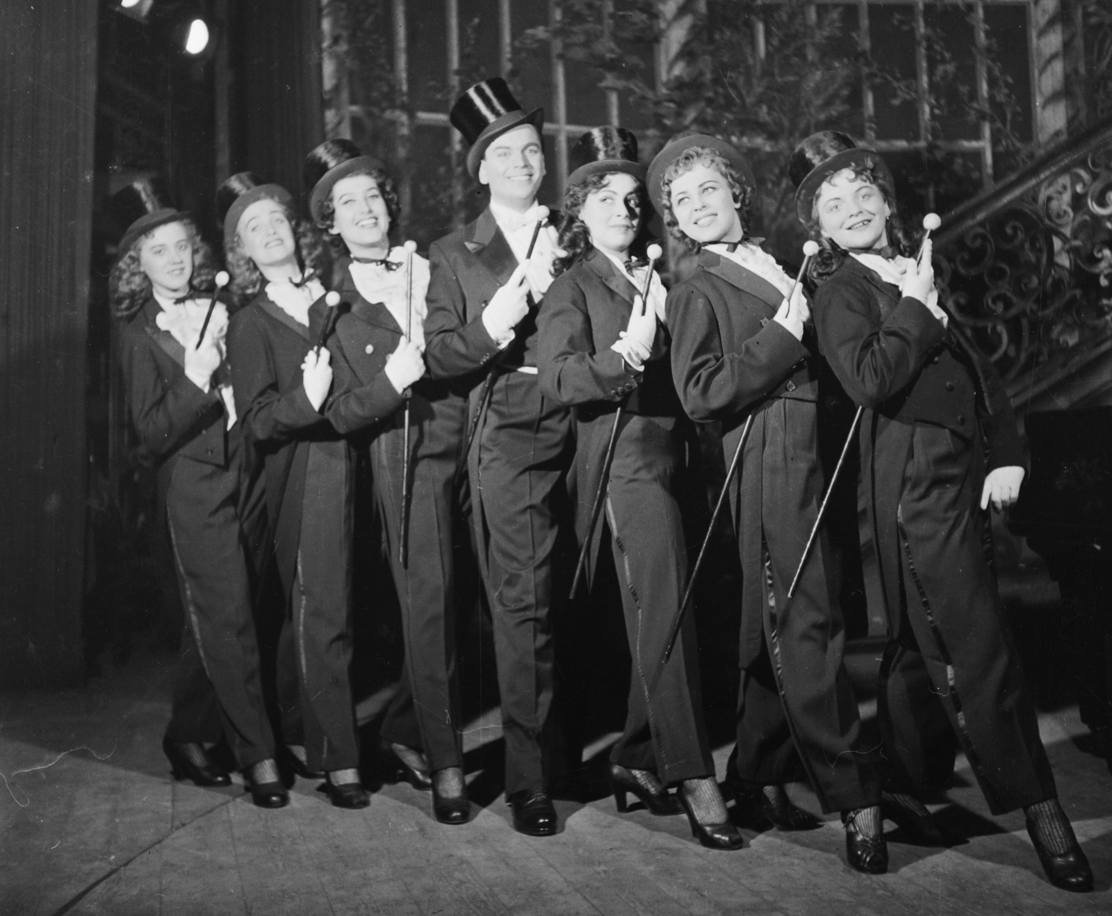 Magyarország, Rátonyi Róbert színművész és a tánckar., 1960, Bauer Sándor, híres ember, cilinder, színpad, sétabot, orfeum, táncos, sétapálca, Fortepan #110214