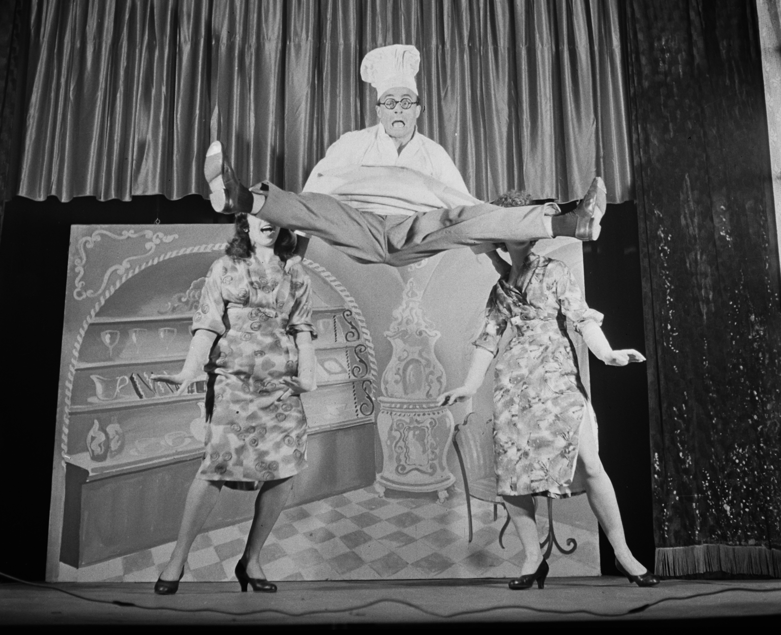 Hungary, Budapest VI., Nagymező utca 17., Budapest Táncpalota (Moulin Rouge), a Forog az idegen című revüműsor próbája. Szegő Tamás táncos., 1959, Bauer Sándor, stage, Budapest, dance, chef, three people, Fortepan #110218