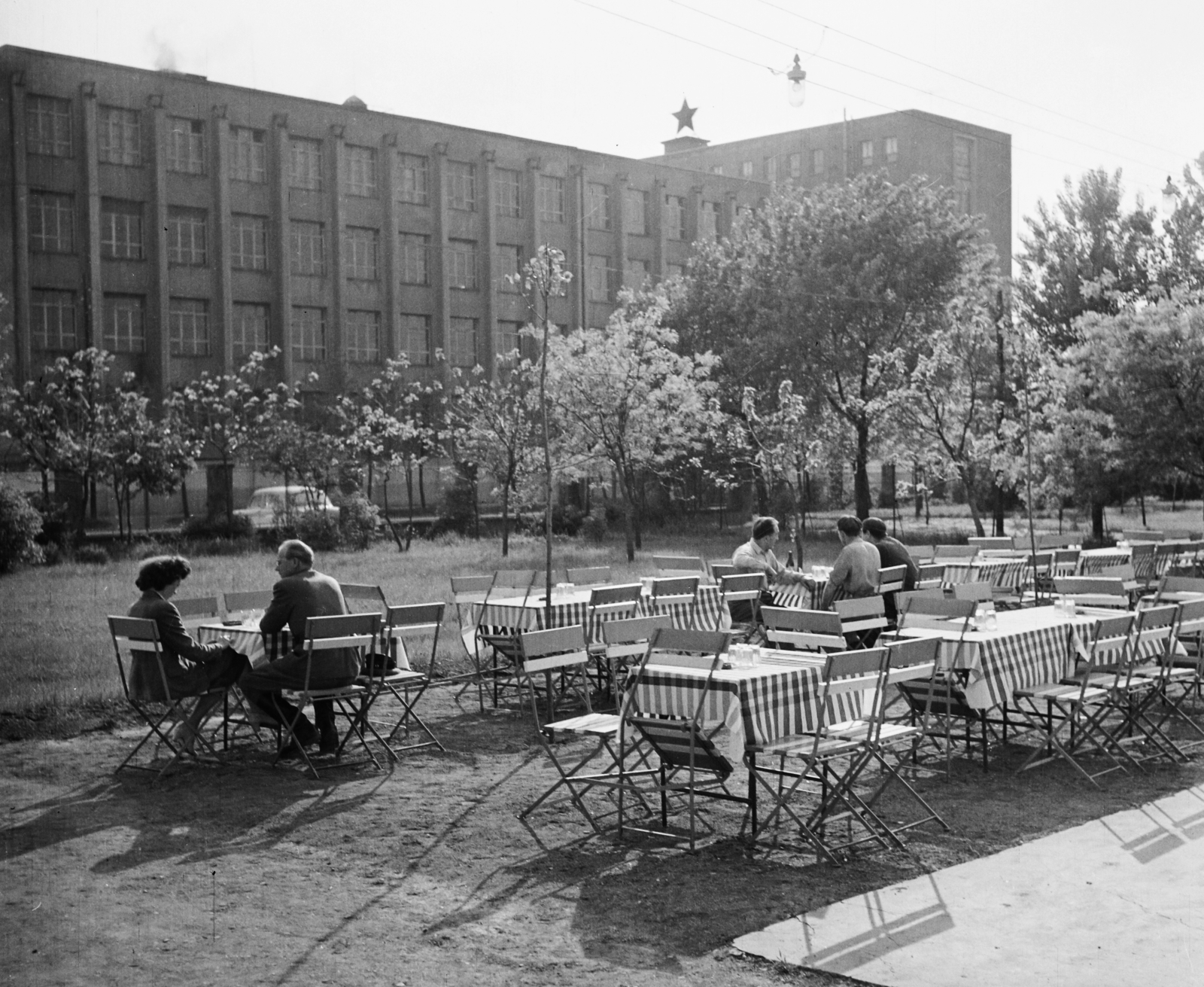 Hungary, Budapest X., Gyömrői út 101., kerthelyiség a Villamosgép- és Kábelgyár Kultúrházának udvarán., 1959, Bauer Sándor, Budapest, Fortepan #110224