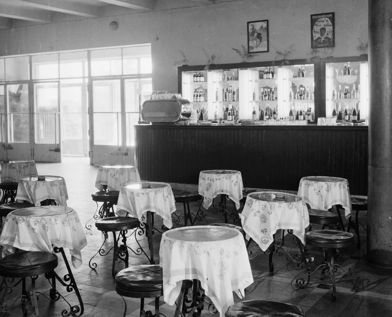 Magyarország, Budapest X., Gyömrői út 101., presszó a Villamosgép- és Kábelgyár Kultúrházában., 1959, Bauer Sándor, enteriőr, kávéfőző, Budapest, Fortepan #110225