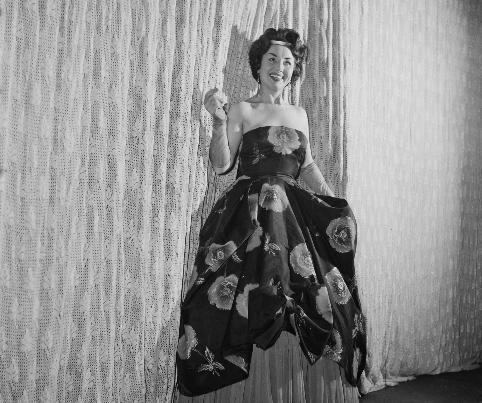 Hungary, Budapest VI., Nagymező utca 17., Budapest Kávéház (Moulin Rouge) a Hurrá, itt a tavasz című zenés-táncos revü próbái idején., 1958, Bauer Sándor, fashion, gloves, evening gown, celebrity, Budapest, Fortepan #110232