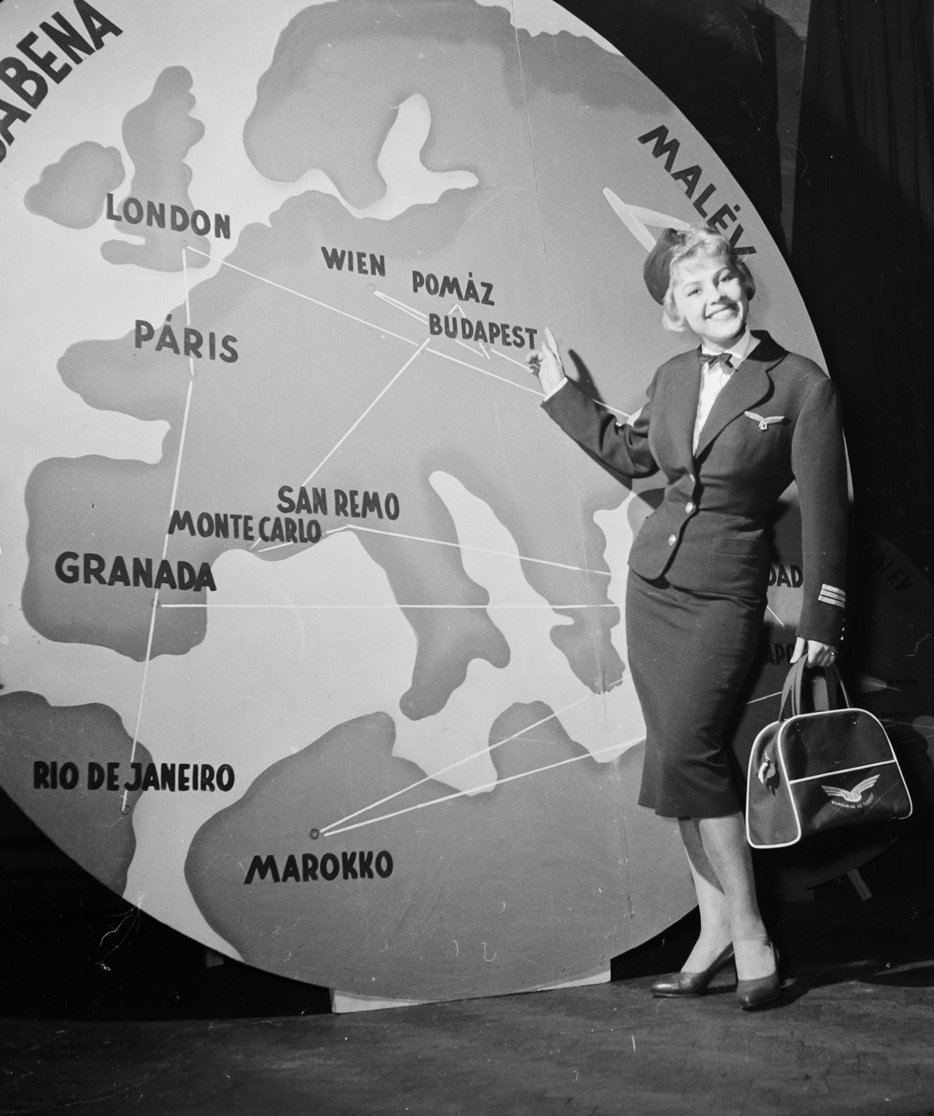 Hungary, Felföldi Anikó színművésznő., 1958, Bauer Sándor, uniform, woman, Hungarian Airlines, bag, caps, Sabena airlines, cabin crew, Fortepan #110234