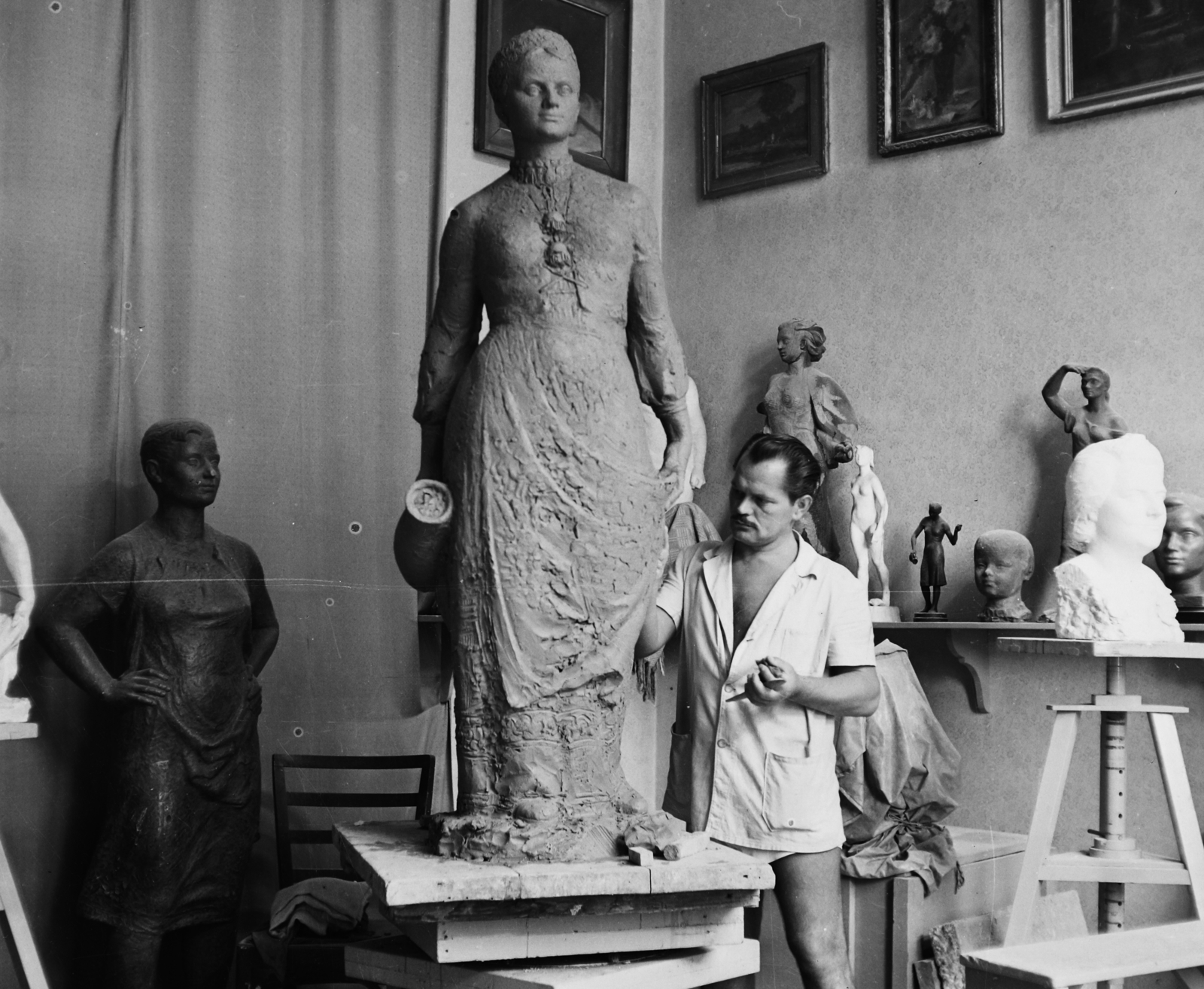 Hungary, Kirchmayer Károly szobrászművész műtermében., 1957, Bauer Sándor, celebrity, studio, man, sculptor, Fortepan #110236