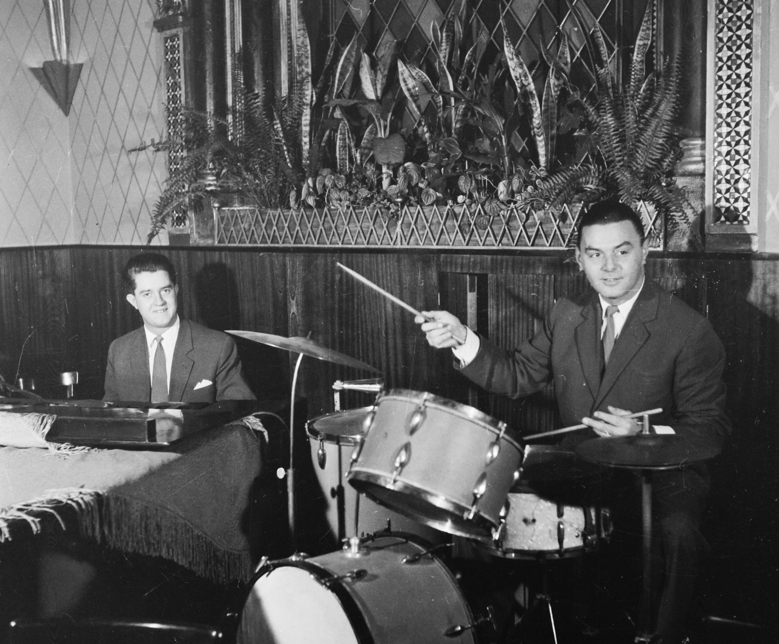 Hungary, Budapest V., Semmelweis utca 5., Jereván Bár., 1966, Bauer Sándor, piano, drum, drummer, cymbal, Budapest, Fortepan #110244