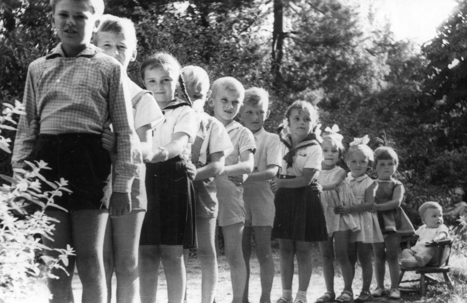 Hungary, Vásárosnamény, Vitka városrész (ekkor önálló település), 1957, Mészöly Leonóra, kids, odd one out, height chart, Fortepan #11025