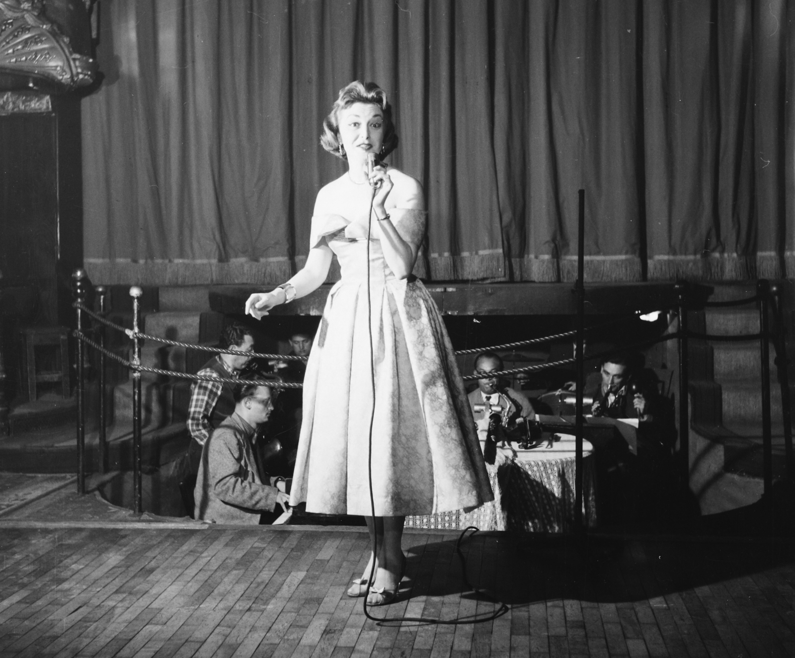 Hungary, Budapest VI., Nagymező utca 17. Budapest Táncpalota (Moulin Rouge). Sárosi Katalin énekesnő., 1959, Bauer Sándor, celebrity, orchestra pit, Budapest, night club singer, Fortepan #110252