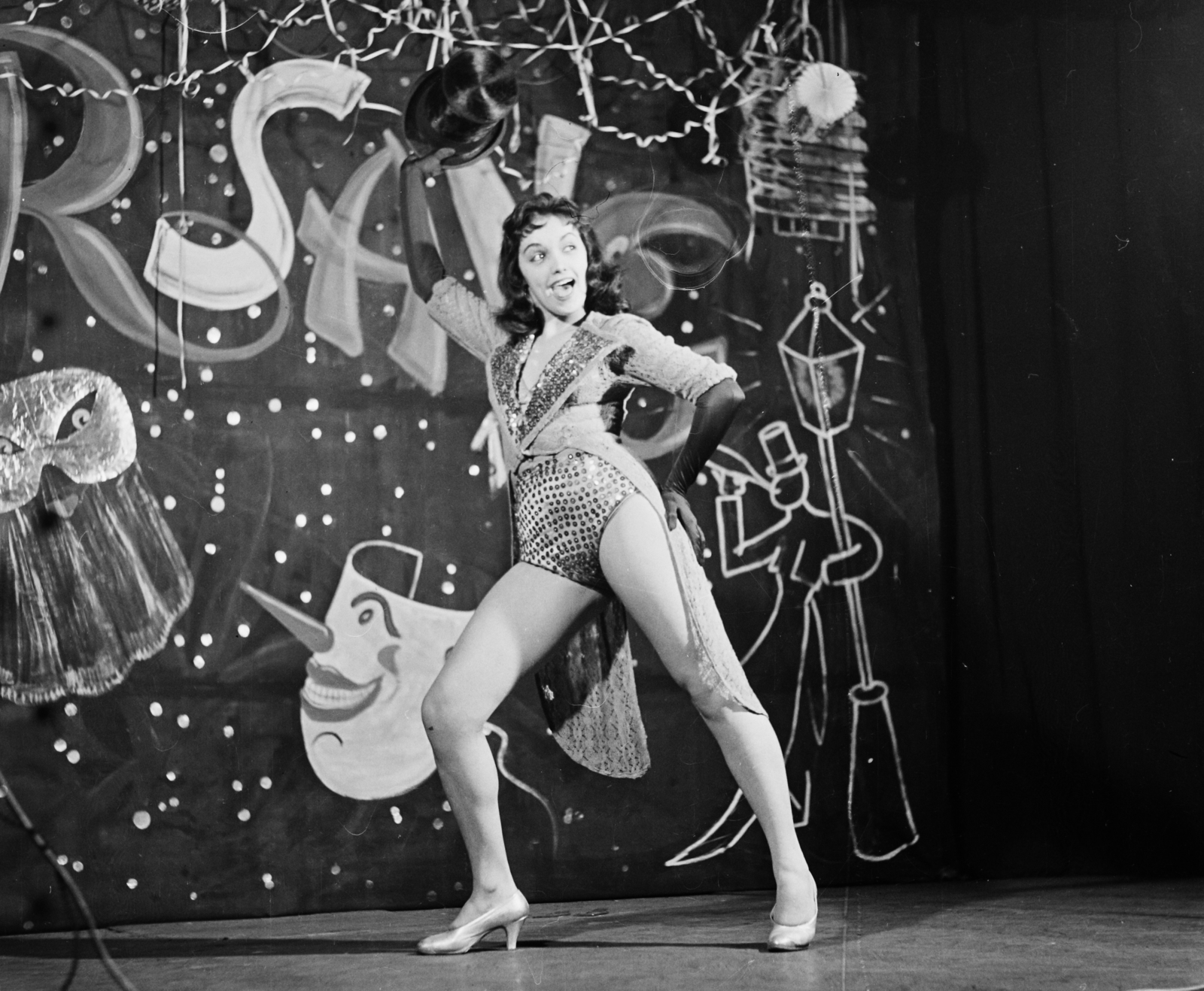 Magyarország, Budapest VI., Nagymező utca 17. Budapest Táncpalota (Moulin Rouge). A „Farsang a Budapestben“ című zenés-táncos műsor próbája. Dévényi Cecília színművésznő, koreográfus., 1958, Bauer Sándor, Budapest, Vogel Eric-díszletterv, Fortepan #110264