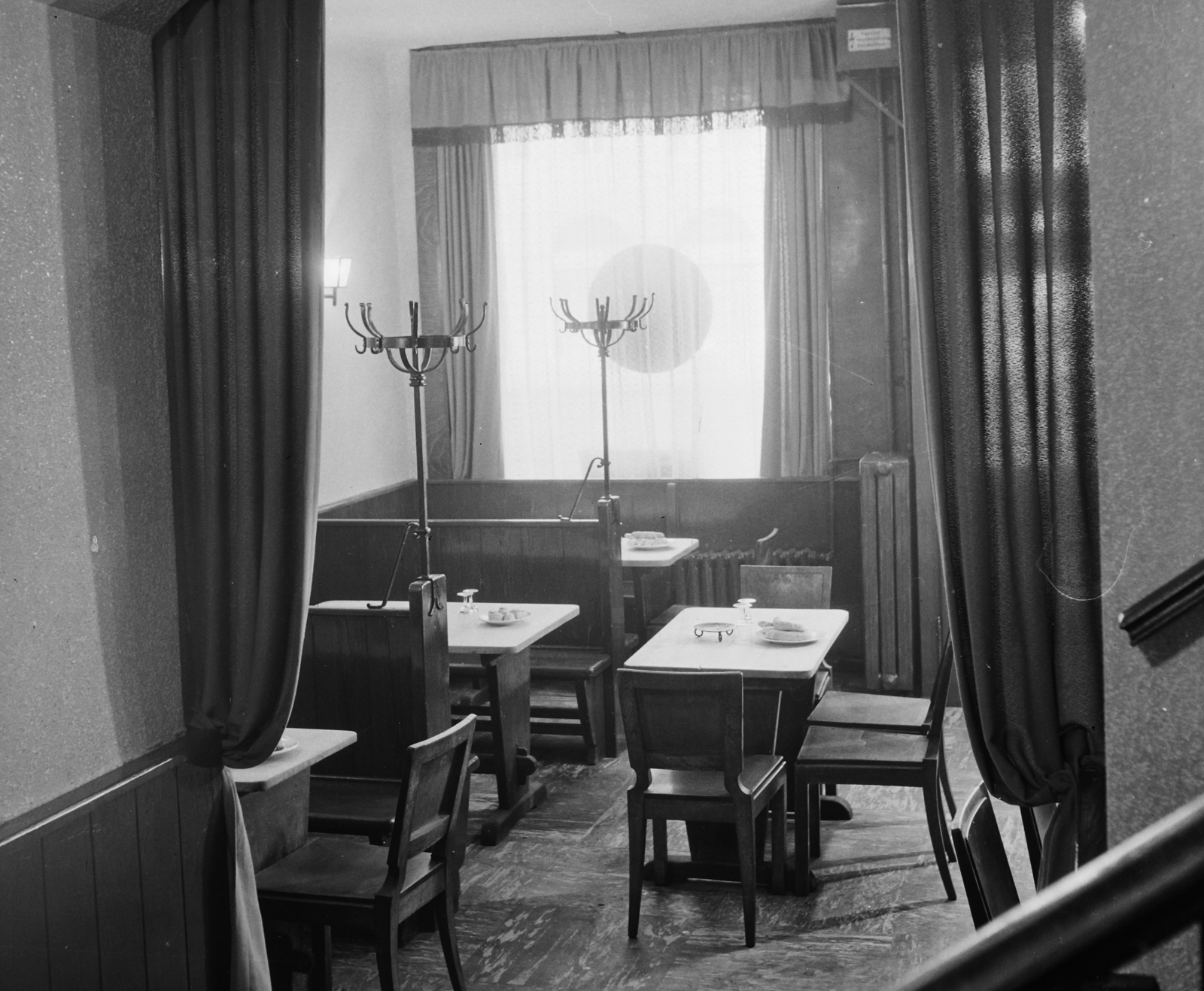Hungary, Budapest IX., Ferenc körút 17., Híd borozó., 1959, Bauer Sándor, coat-stand, Budapest, Fortepan #110268