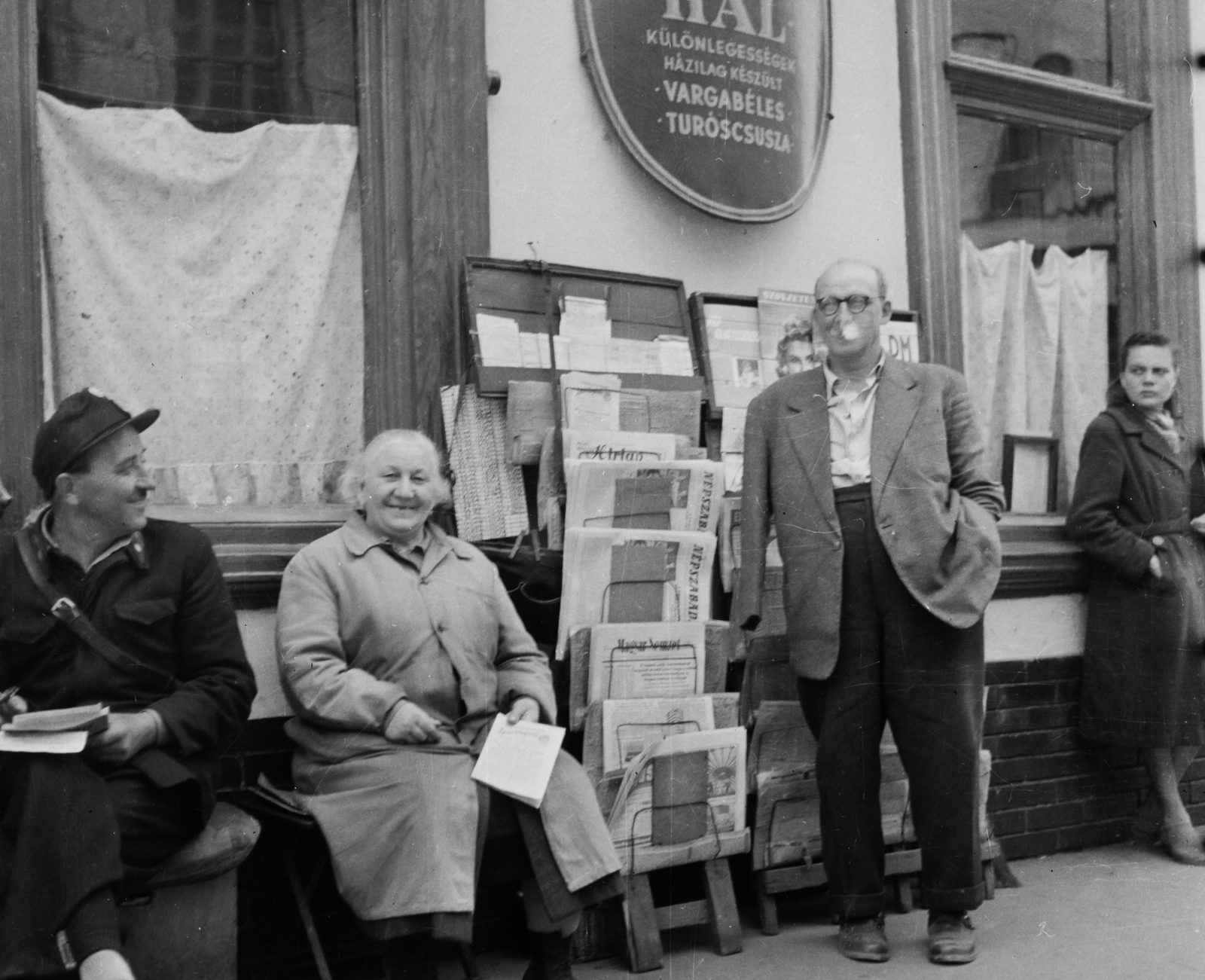 1960, Bauer Sándor, newspaper, newsstand, Fortepan #110273