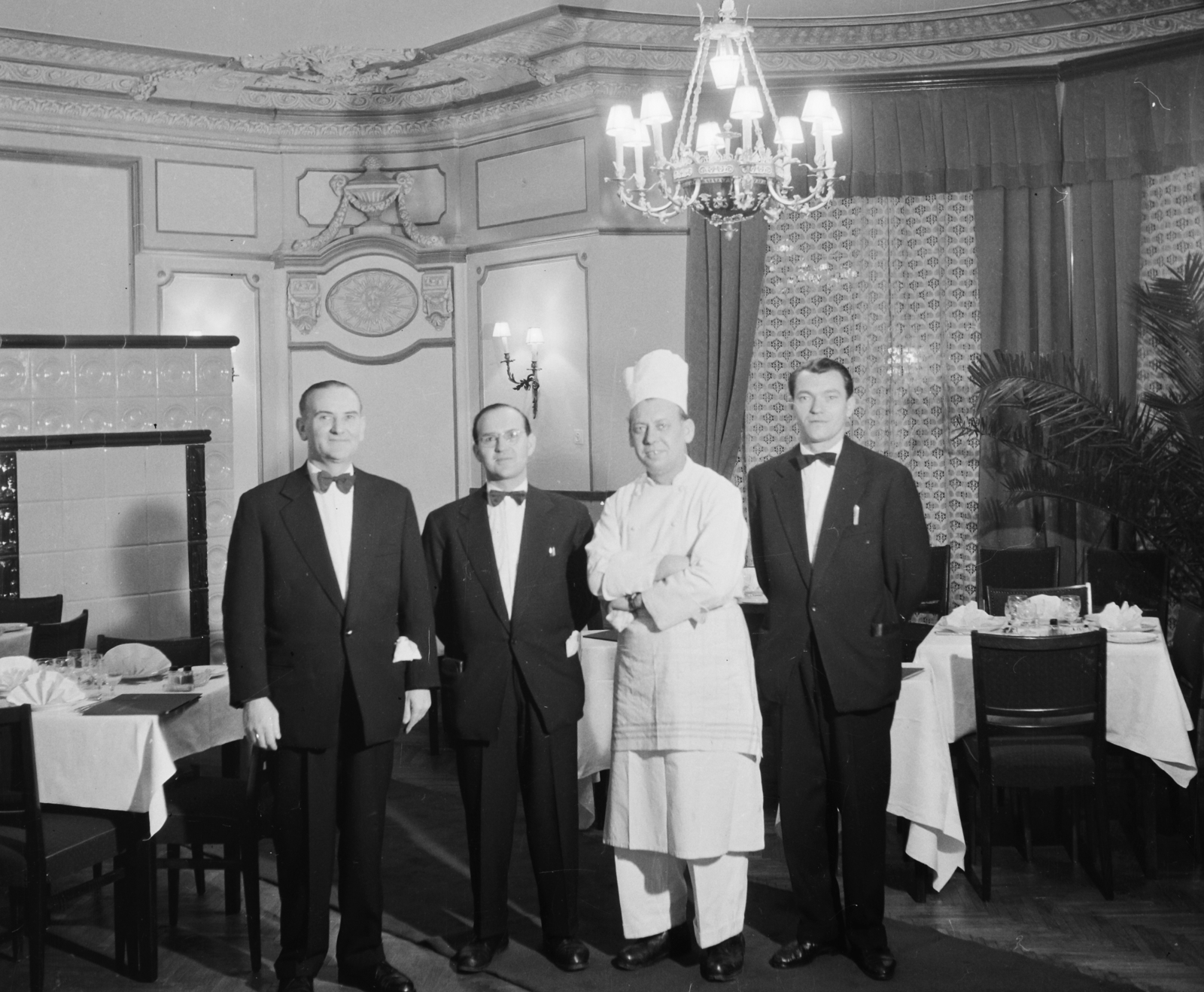 Hungary, Budapest VII., Városligeti (Gorkij) fasor 35/b, Moszkva étterem., 1959, Bauer Sándor, chandelier, waiter, chef, stucco, Budapest, Fortepan #110293