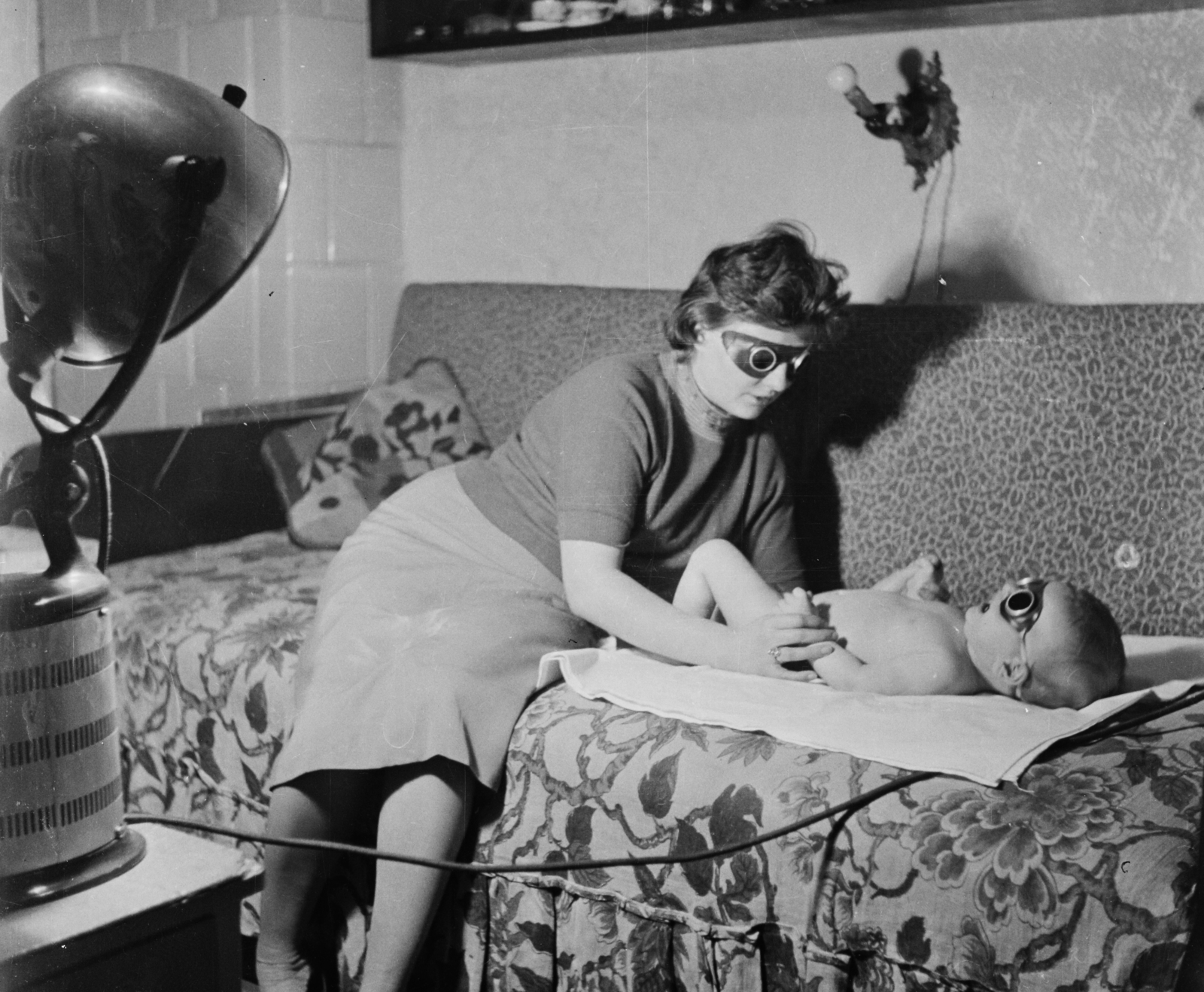 1958, Bauer Sándor, interior, sun lamp, safety glasses, Best of, newborn, Fortepan #110306