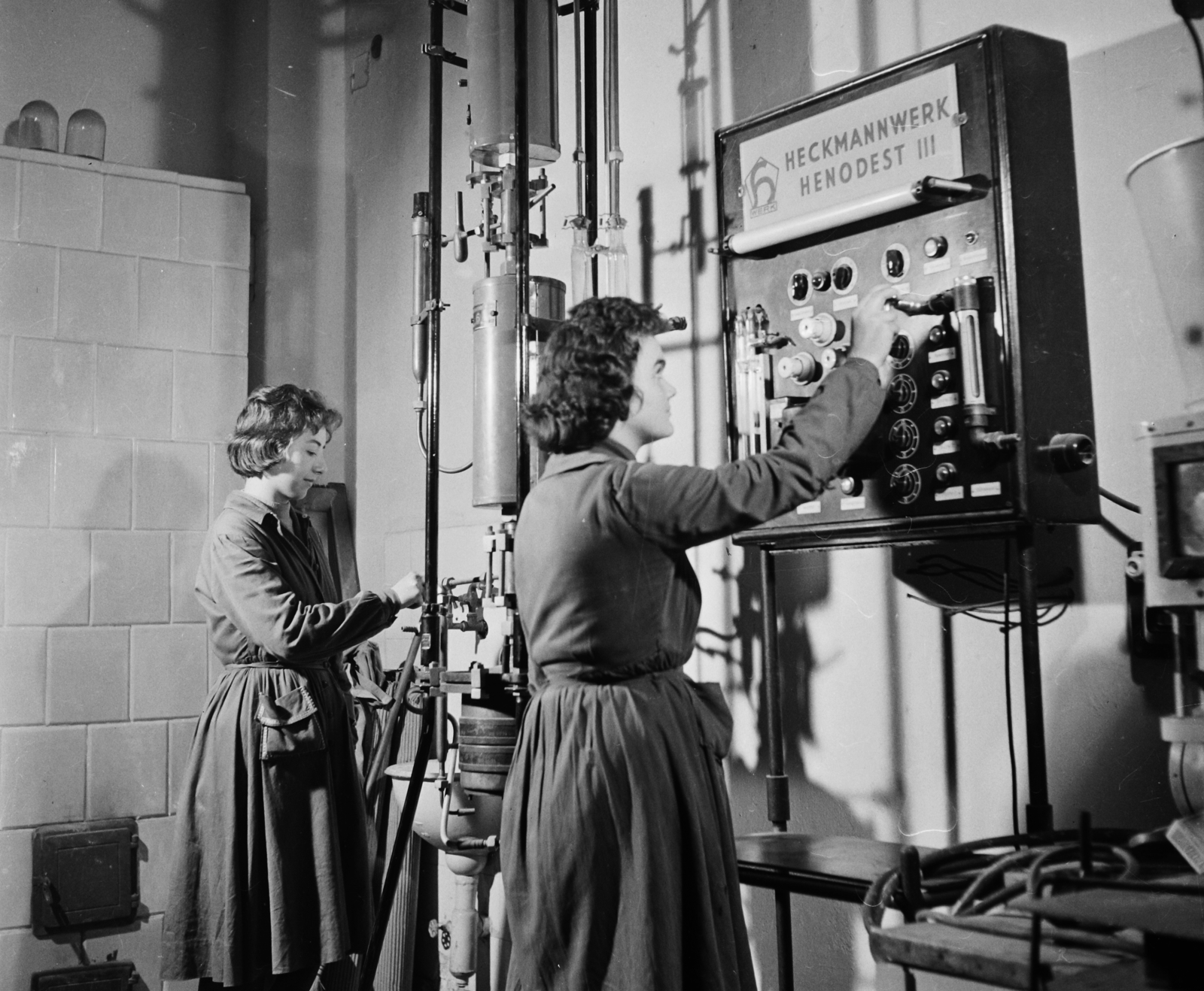 1960, Bauer Sándor, tile stove, chemical industry, cloak, instrument, laboratory, chemistry, Fortepan #110313