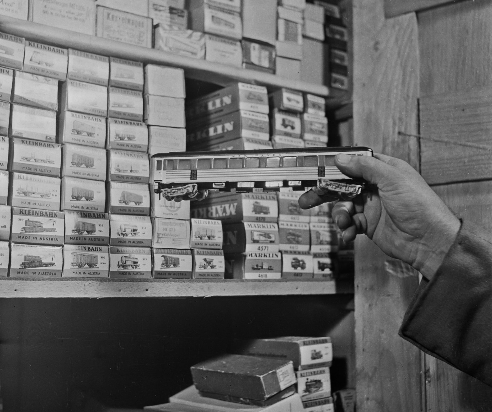 1964, Bauer Sándor, model train, Märklin-brand, hold in arms, Fortepan #110364