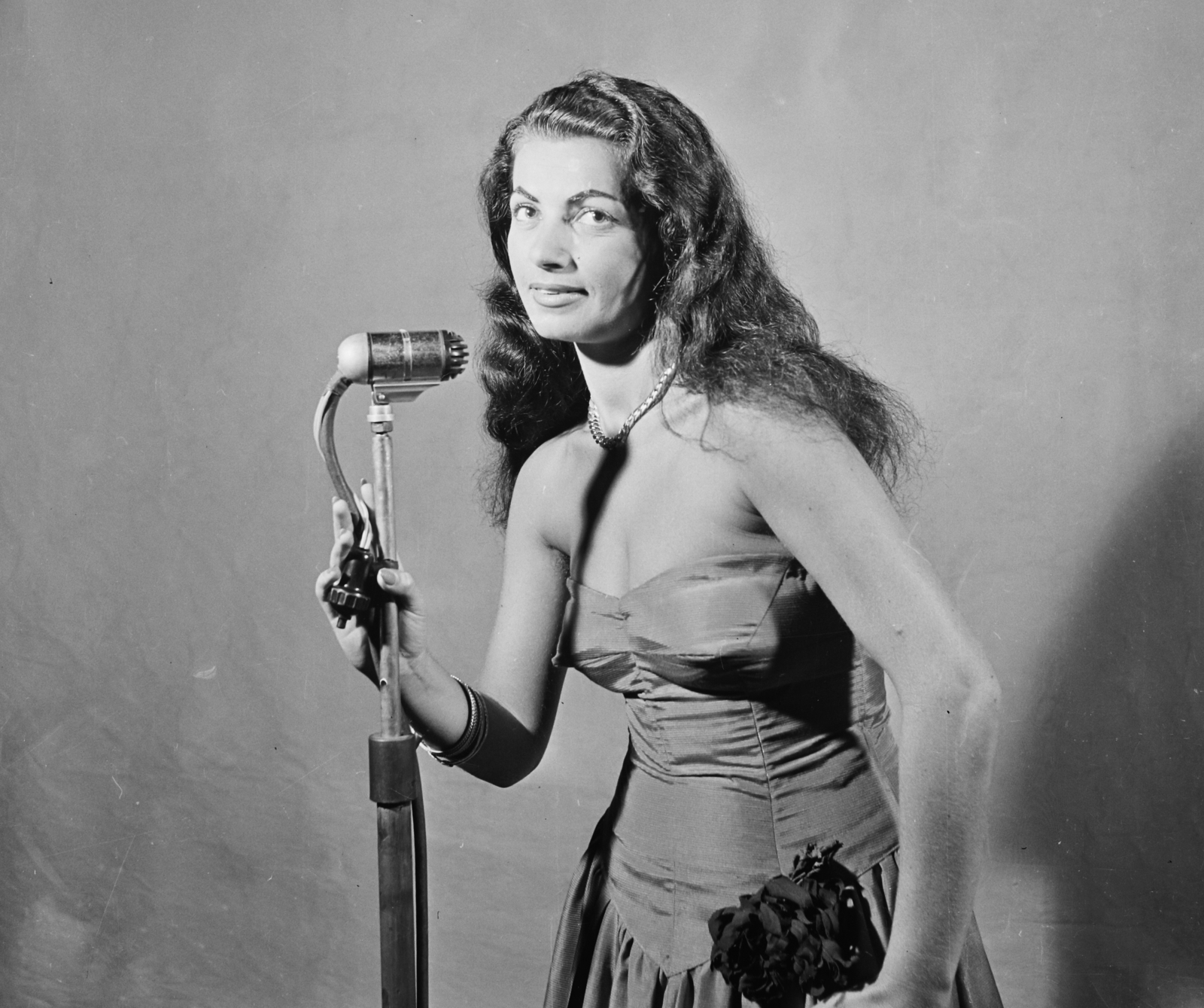 Hungary, Budapest VI., Nagymező utca 17., Budapest Táncpalota (Moulin Rouge)., 1959, Bauer Sándor, Budapest, singer, microphone stand, night club singer, Fortepan #110379