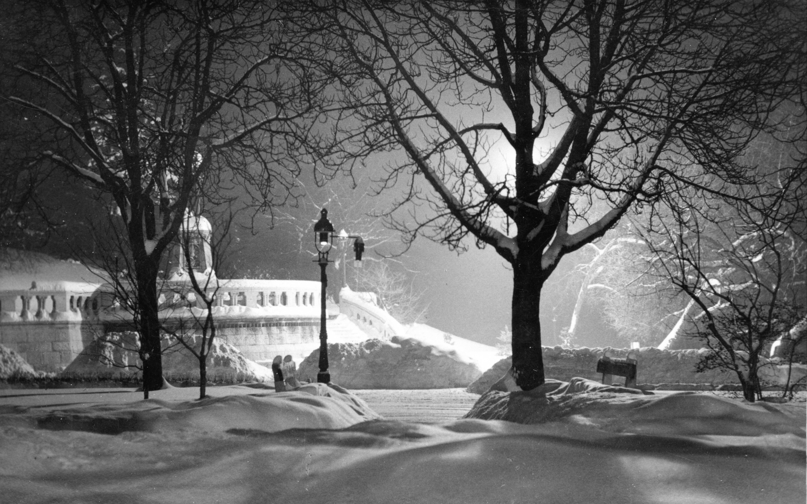 Hungary, Víziváros, Budapest I., Hunyadi János úti hajtűkanyar a Halászbástya alatt és a Hunyadi szobor., 1942, Mészöly Leonóra, winter, snow, candelabra, night, Budapest, Fortepan #11038