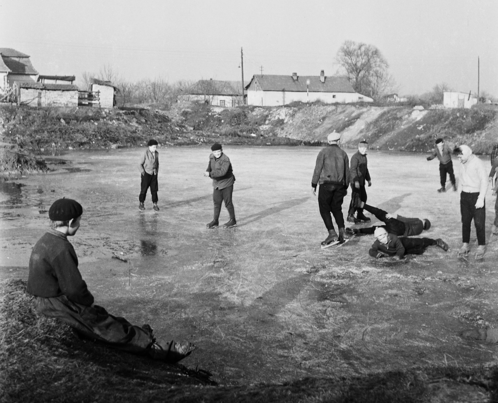 Hungary, Szentendre, jégpálya a későbbi Rózsakert lakótelep helyén., 1961, Bauer Sándor, village, winter, skating, ice, Fortepan #110397