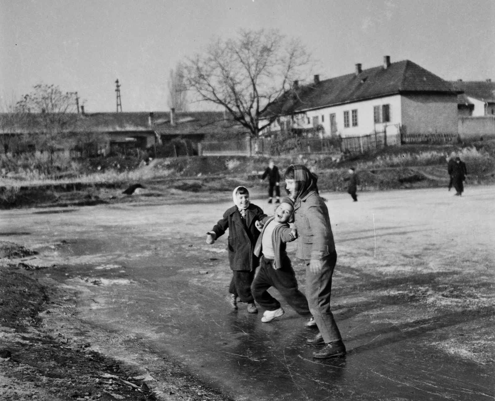 Hungary, Szentendre, jégpálya a későbbi Rózsakert lakótelep helyén., 1961, Bauer Sándor, winter, kids, ice, sliding, Fortepan #110398