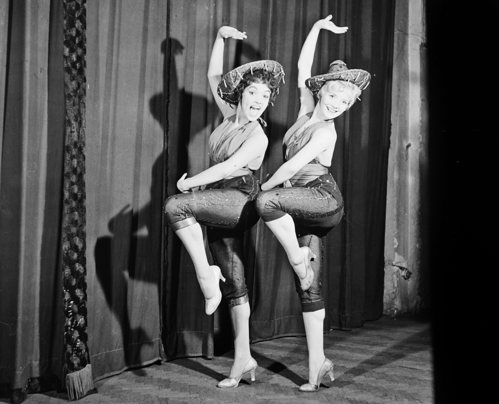 Hungary, Budapest VI., Nagymező utca 17. Budapest Táncpalota (Moulin Rouge). Balra Dévényi Cecília színművésznő, koreográfus, 1957, Bauer Sándor, costume, Budapest, nightclub, dancer, Fortepan #110402