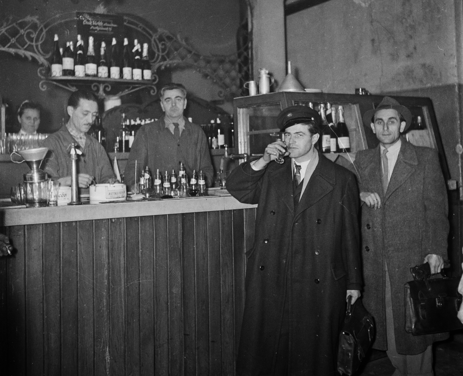 Hungary, Budapest I., Széna tér 7., Budavár büfé., 1960, Bauer Sándor, drinking, pub, wainscot, Budapest, taproom, Fortepan #110407