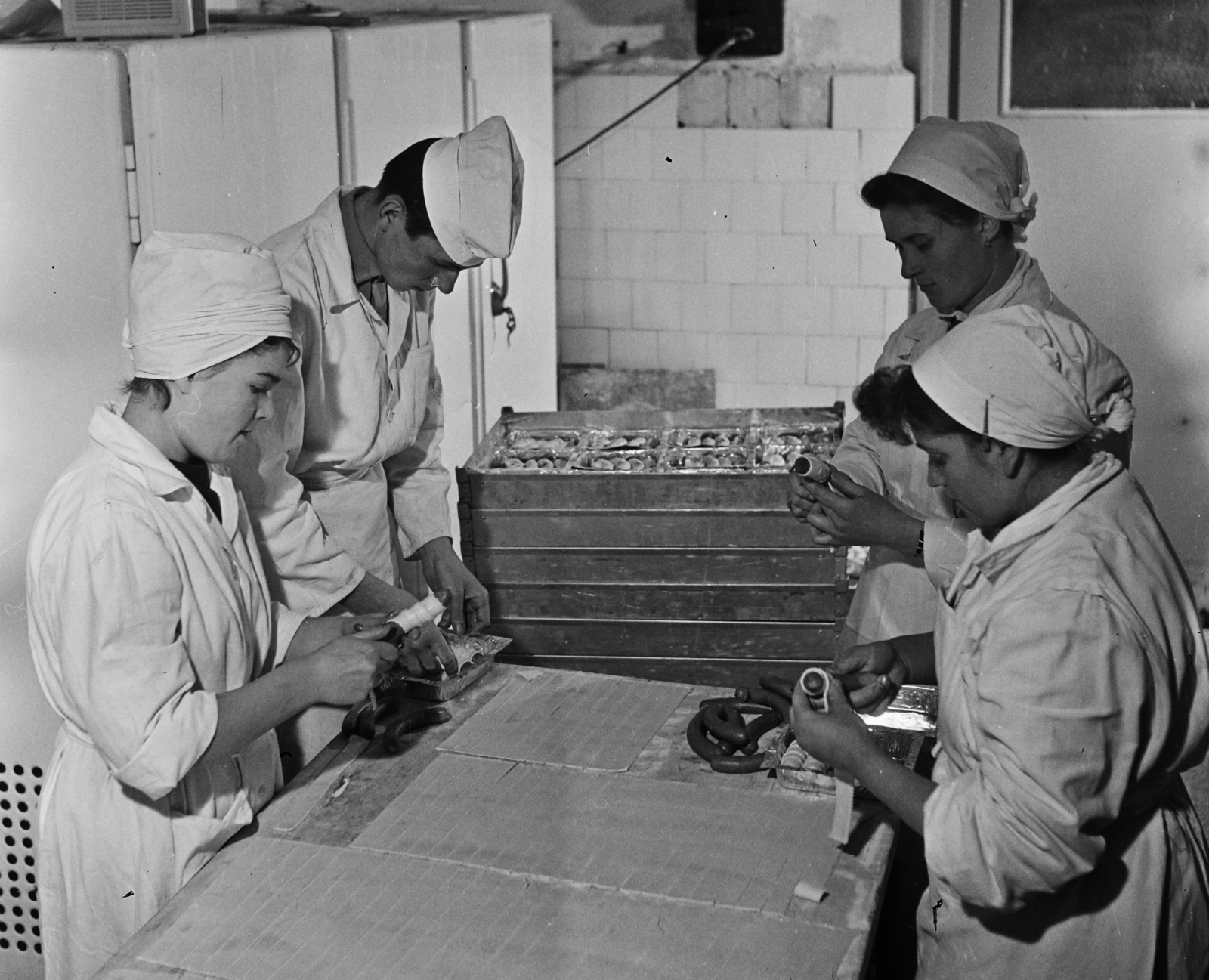 Hungary, Budapest, a Belvárosi Üzemi Vendéglátó Vállalat dolgozói úgynevezett "TV-étel"-t, alufólia tartóba csomagolják a gyorsan felmelegíthető készételt., 1962, Bauer Sándor, kitchen, sausage, Fortepan #110410