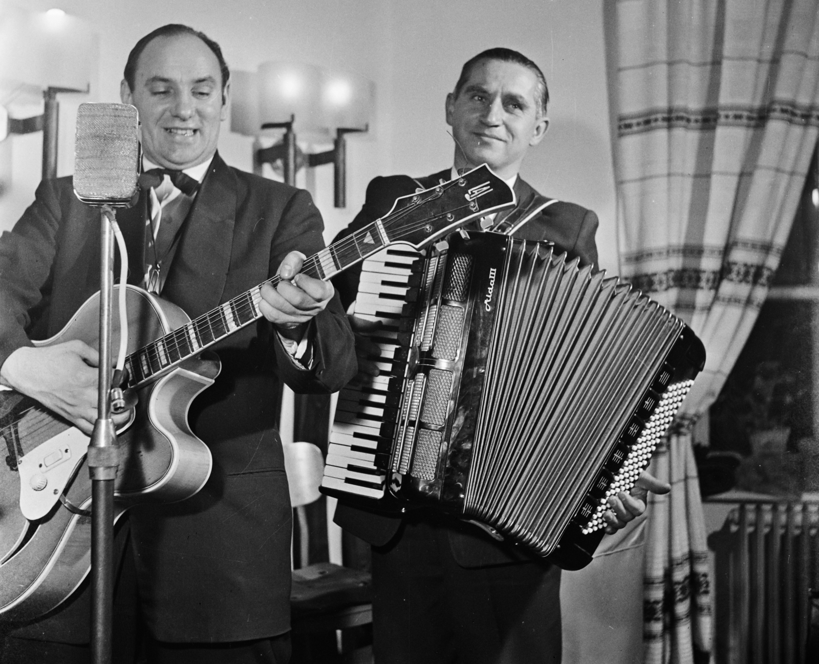 Magyarország, Budapest I., Szarvas tér, a felvétel a Szarvas-házban lévő Aranyszarvas vendéglőben készült., 1962, Bauer Sándor, zenész, tangóharmonika, gitár, Aida-márka, Budapest, étterem, Fortepan #110411