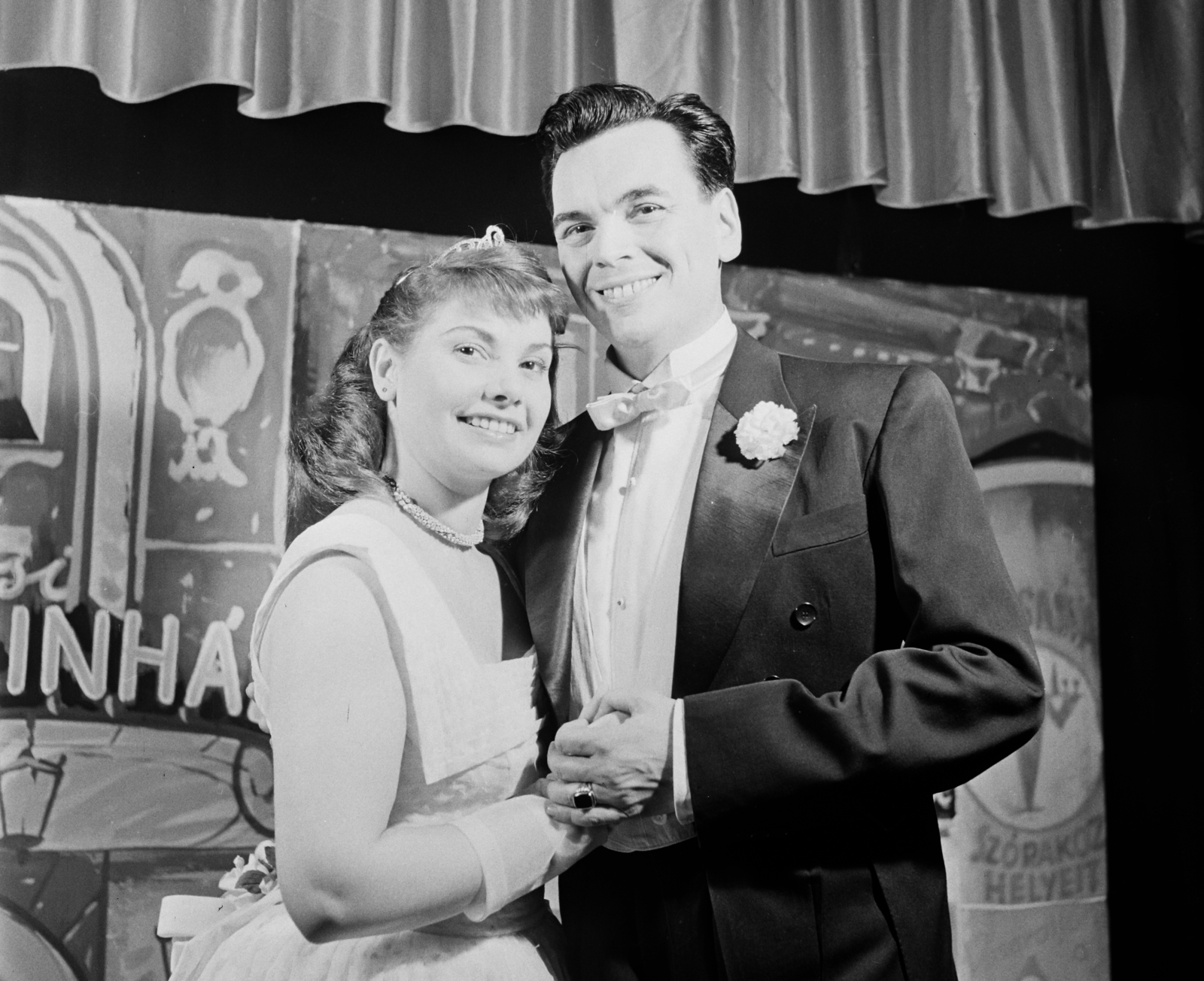 Magyarország, Budapest VI., Nagymező utca 17., Budapest Táncpalota (Moulin Rouge), a Forog az idegen című revüműsor próbája. Kardos Magda és Rátonyi Róbert színművészek., 1959, Bauer Sándor, híres ember, mosoly, férfi, nő, díszletháttér, Budapest, Fortepan #110416