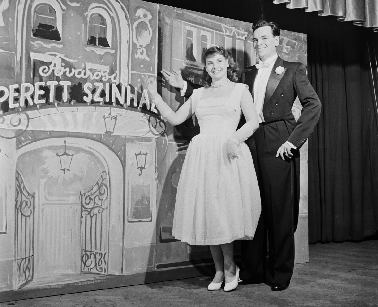 Hungary, Budapest VI., Nagymező utca 17., Budapest Táncpalota (Moulin Rouge), a Forog az idegen című revüműsor próbája. Kardos Magda és Rátonyi Róbert színművészek., 1959, Bauer Sándor, celebrity, smile, man, woman, white tie, Budapest, Eric Vogel-scenery design, Fortepan #110417