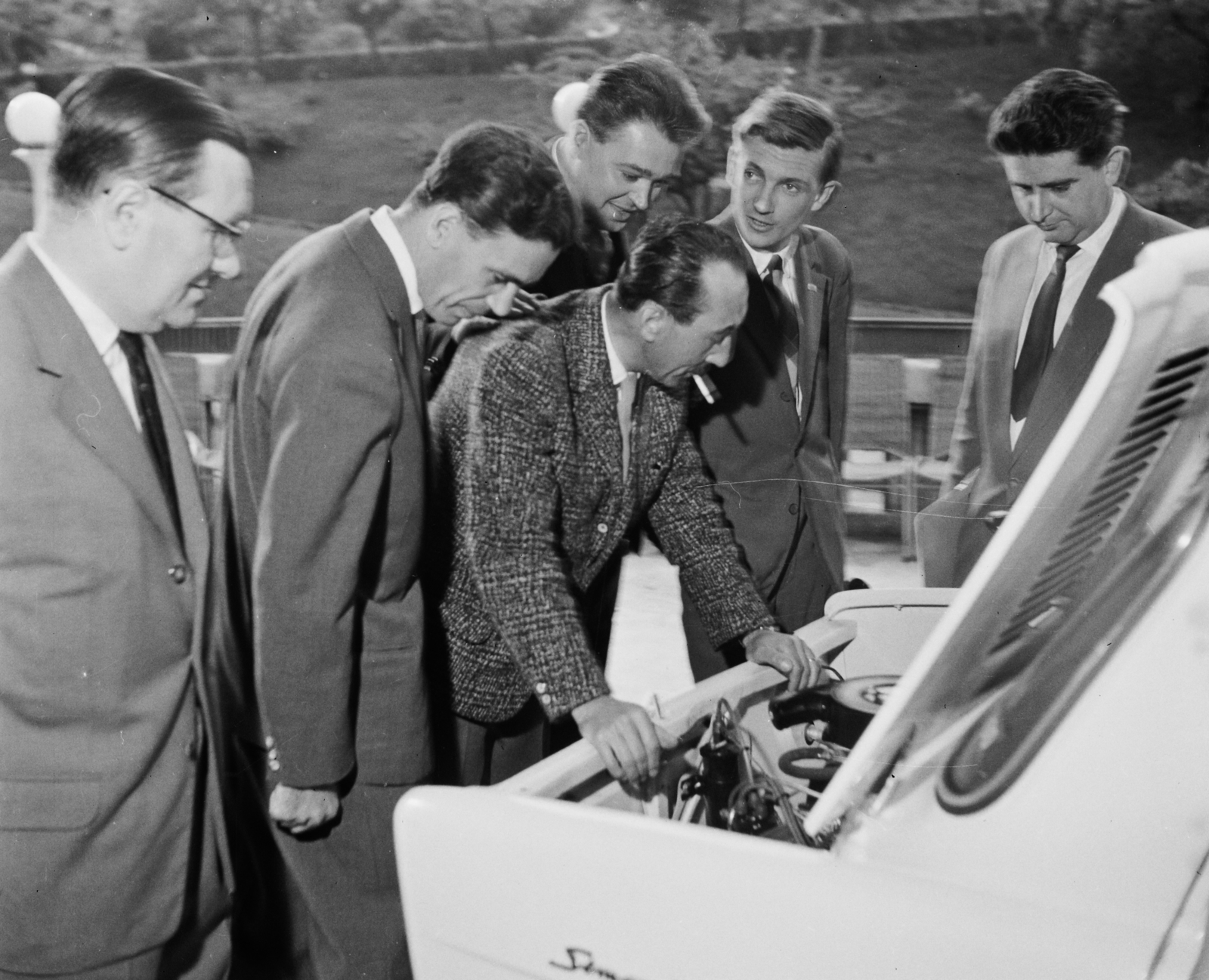 Magyarország, Budapest XI., Szent Gellért tér, a Gellért Szálló éttermének terasza a Kelenhegyi út felőli oldalon. A felvétel a Simca 1000 típusú személygépkocsi bemutatója alkalmával készült., 1962, Bauer Sándor, férfiak, autójavítás, Simca-márka, Budapest, Fortepan #110443