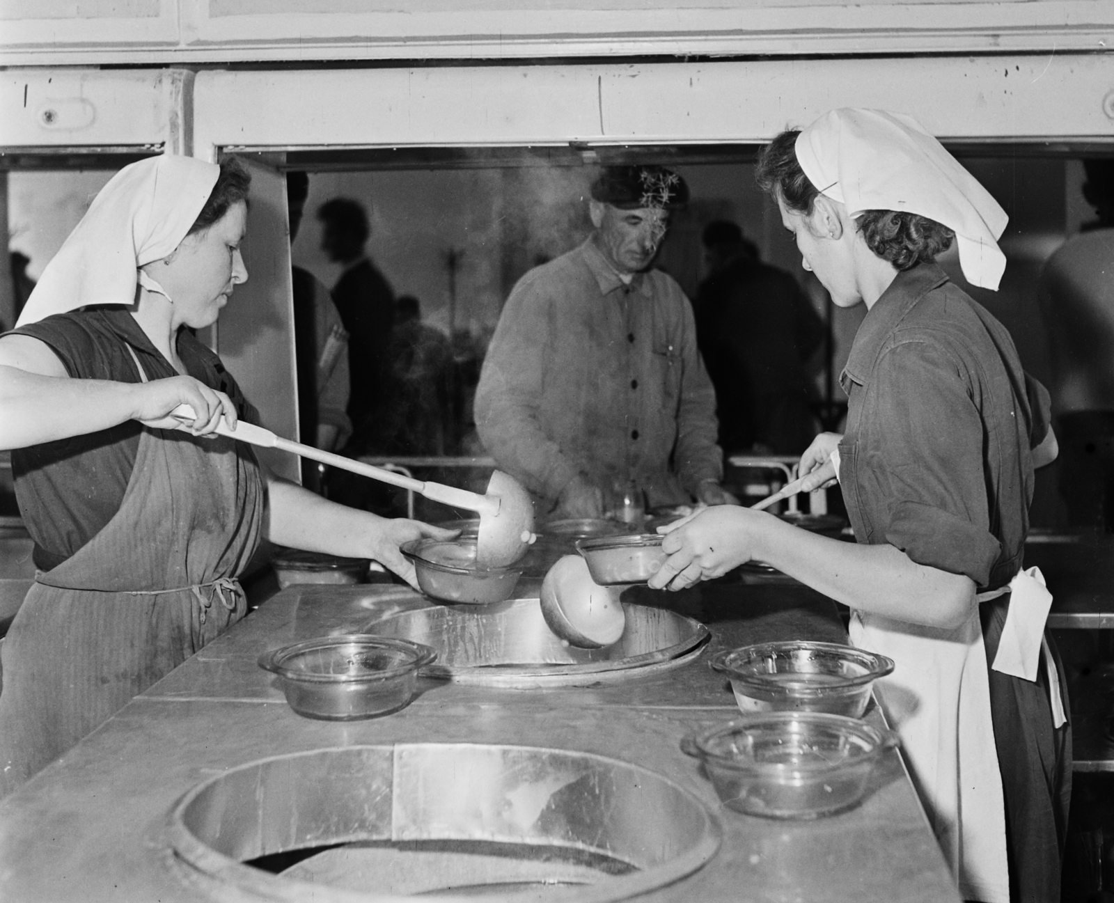 Hungary, Ajka, Hőerőmű, ebédlő., 1961, Bauer Sándor, apron, headscarf, ladle, kitchen staff, heat-proof dishes, Fortepan #110449