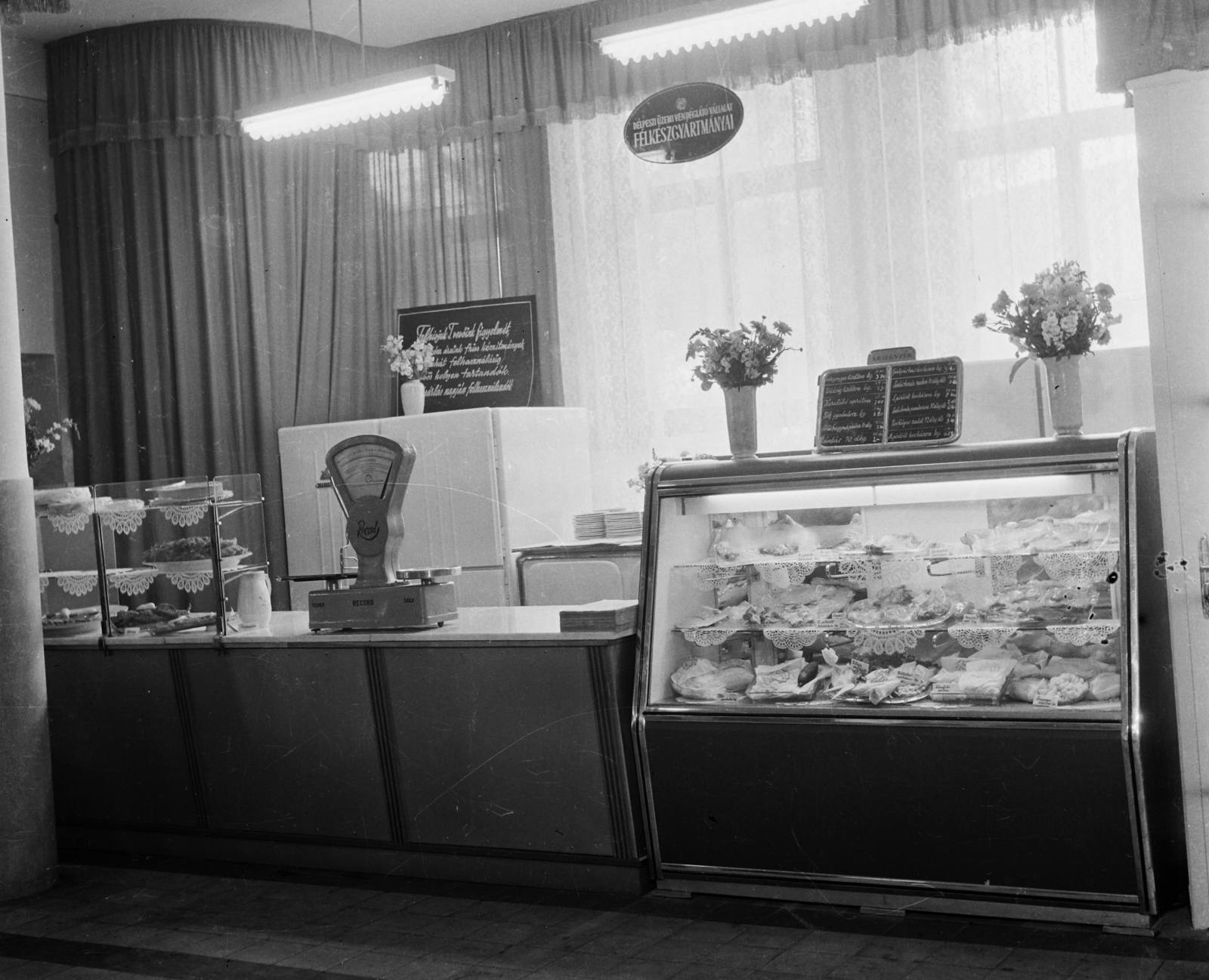 1959, Bauer Sándor, felirat, hűtőpult, üzletbelső, árjegyzék, félkésztermék, mérleg, Fortepan #110461