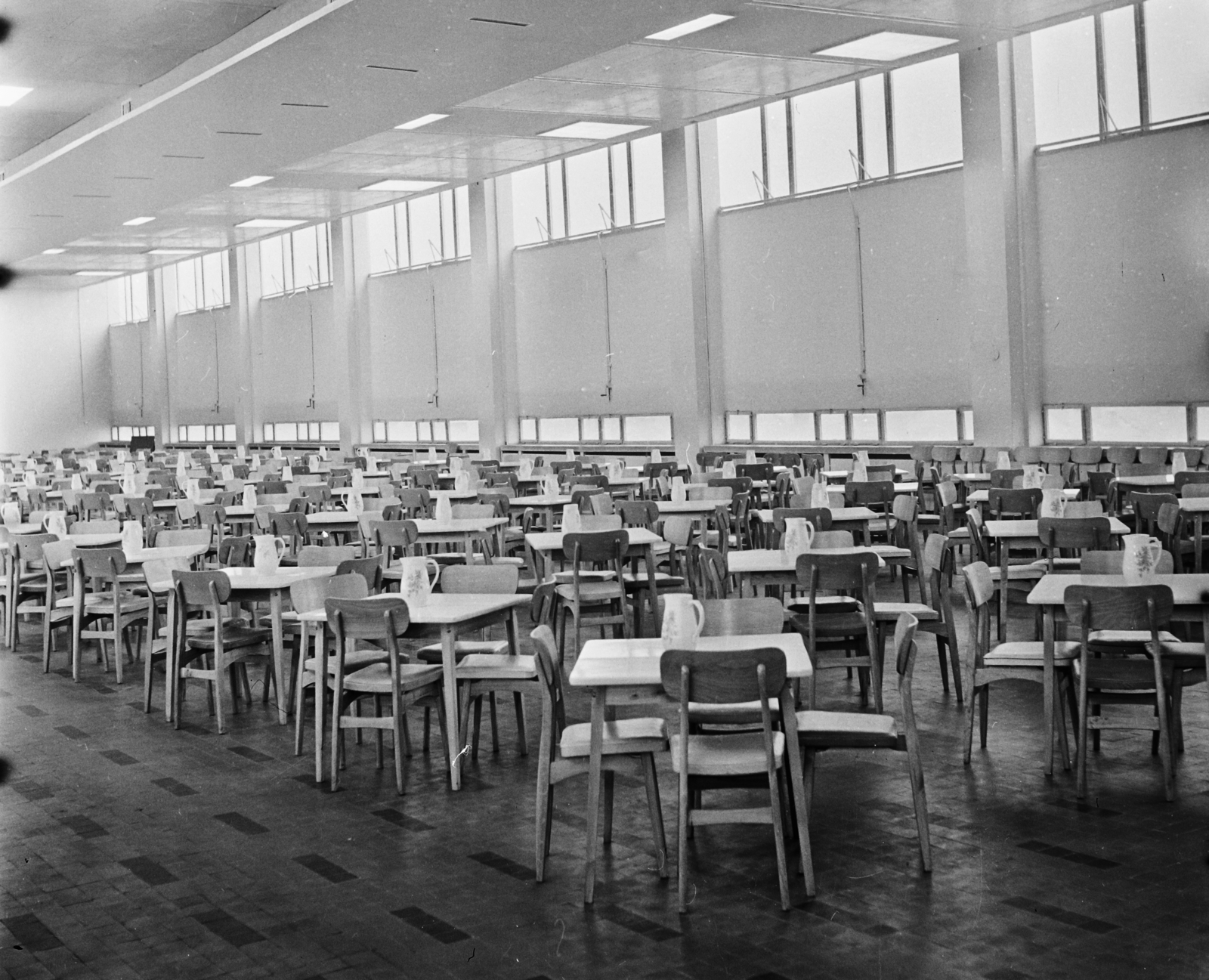 Hungary, Budapest XI., Fehérvári út 70., BHG (Beloiannisz Híradástechnikai Gyár), étterem., 1964, Bauer Sándor, restaurant, jug, Budapest, hall, Fortepan #110478
