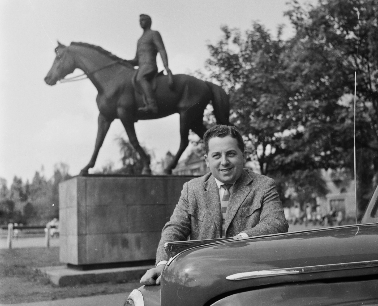 Magyarország, Budapest V., Dunakorzó - Wekerle Sándor (Szende Pál) utca sarok, Pátzay Pál alkotása, Sportlovas (1954)., 1962, Bauer Sándor, lovas szobor, Budapest, Fortepan #110487
