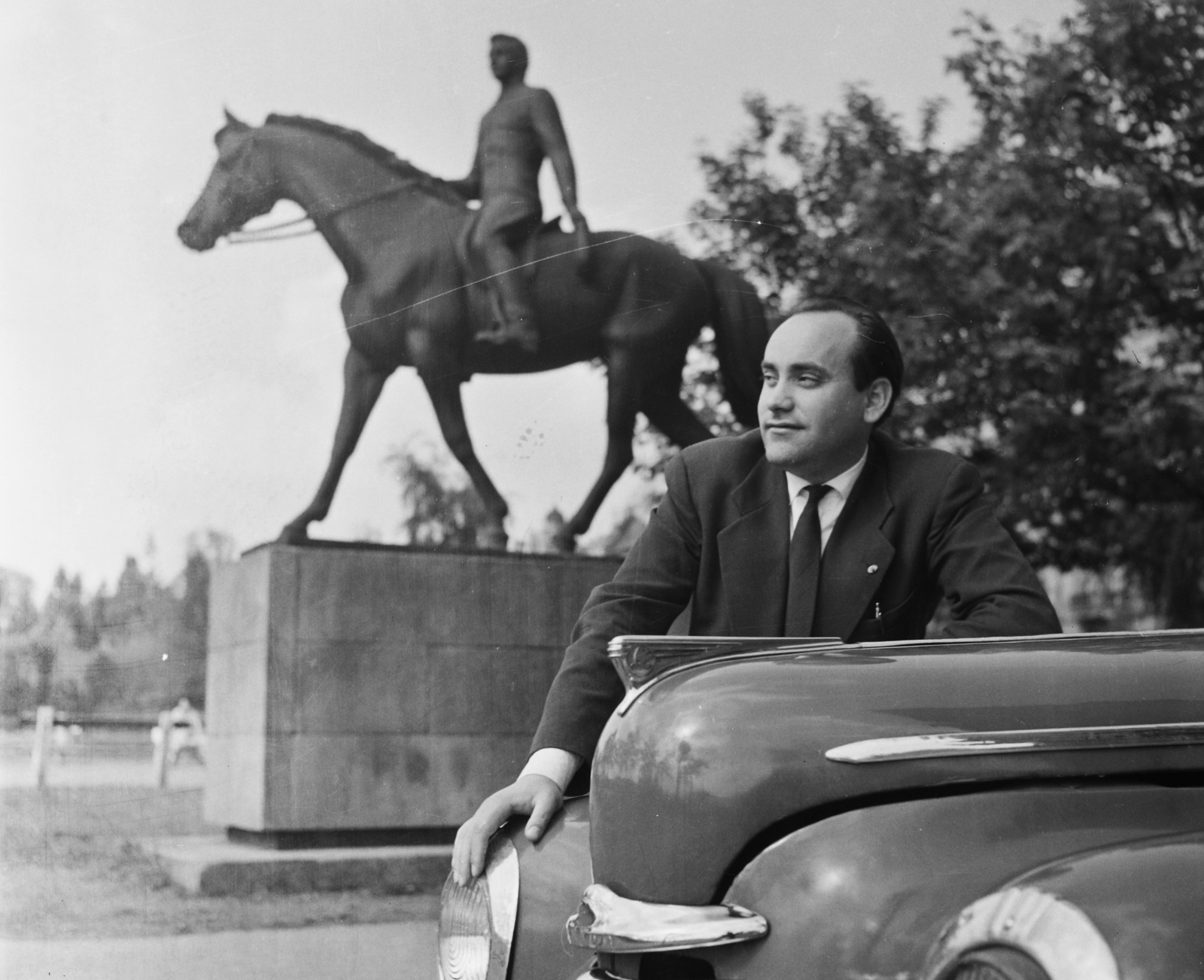 Magyarország, Budapest V., Dunakorzó - Wekerle Sándor (Szende Pál) utca sarok, Pátzay Pál alkotása, Sportlovas (1954). Koppány György fotóriporter., 1962, Bauer Sándor, Skoda 1101/1102 Tudor, lovas szobor, Budapest, Fortepan #110488