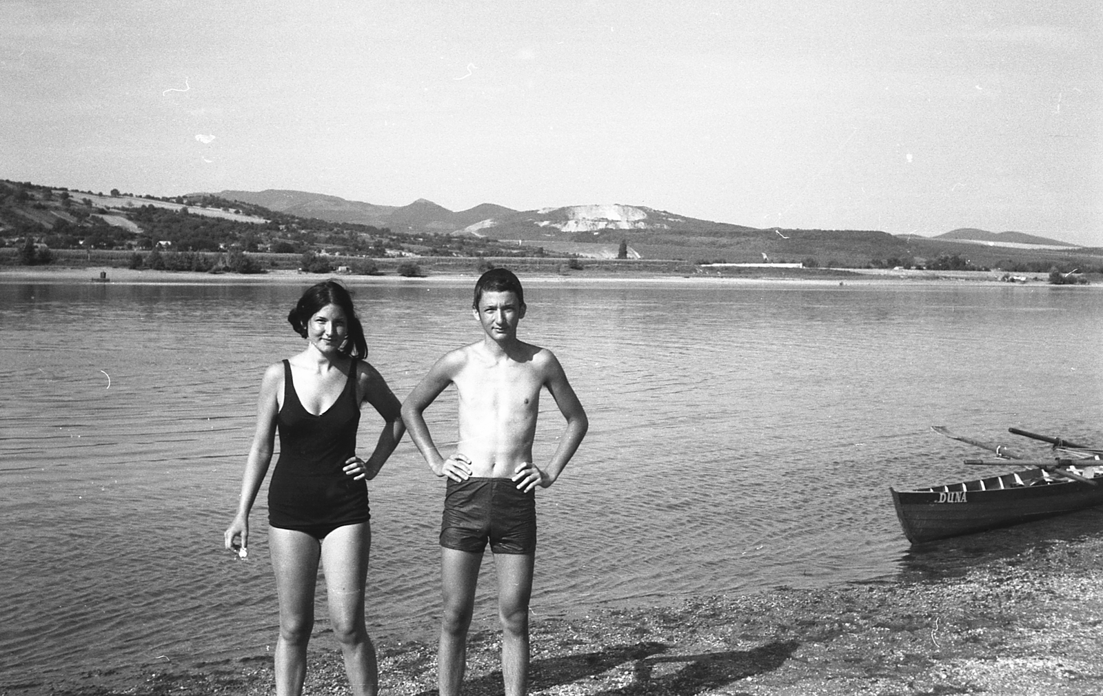 Magyarország, Esztergom, a Duna-part a Búbánatvölgy közelében. Szemben a Csák-hegy, andezit kőfejtő Márianosztránál., 1969, Mészöly Leonóra, fürdőruha, csónak, férfi, nő, Fortepan #11049