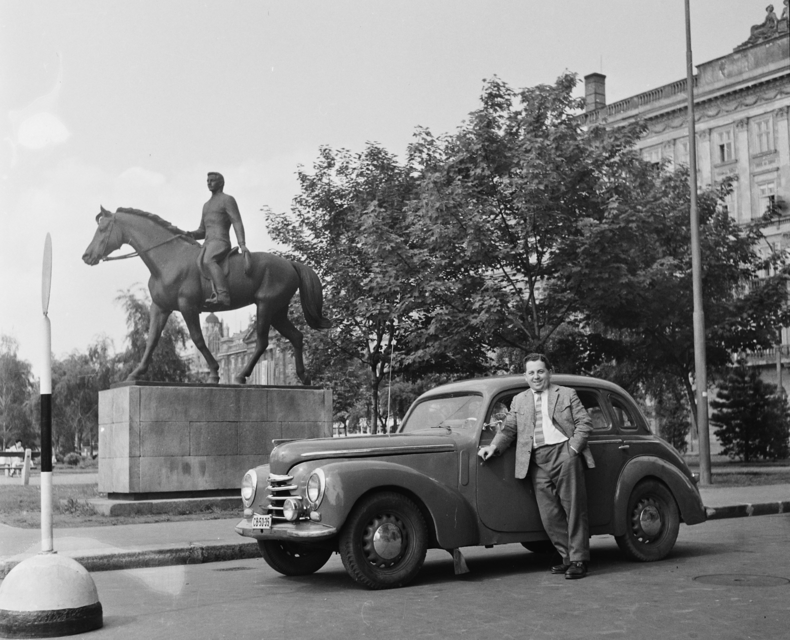 Magyarország, Budapest V., Dunakorzó - Wekerle Sándor (Szende Pál) utca sarok, Pátzay Pál alkotása, Sportlovas (1954)., 1962, Bauer Sándor, csehszlovák gyártmány, Skoda-márka, Skoda 1101/1102 Tudor, lovas szobor, Budapest, Fortepan #110490