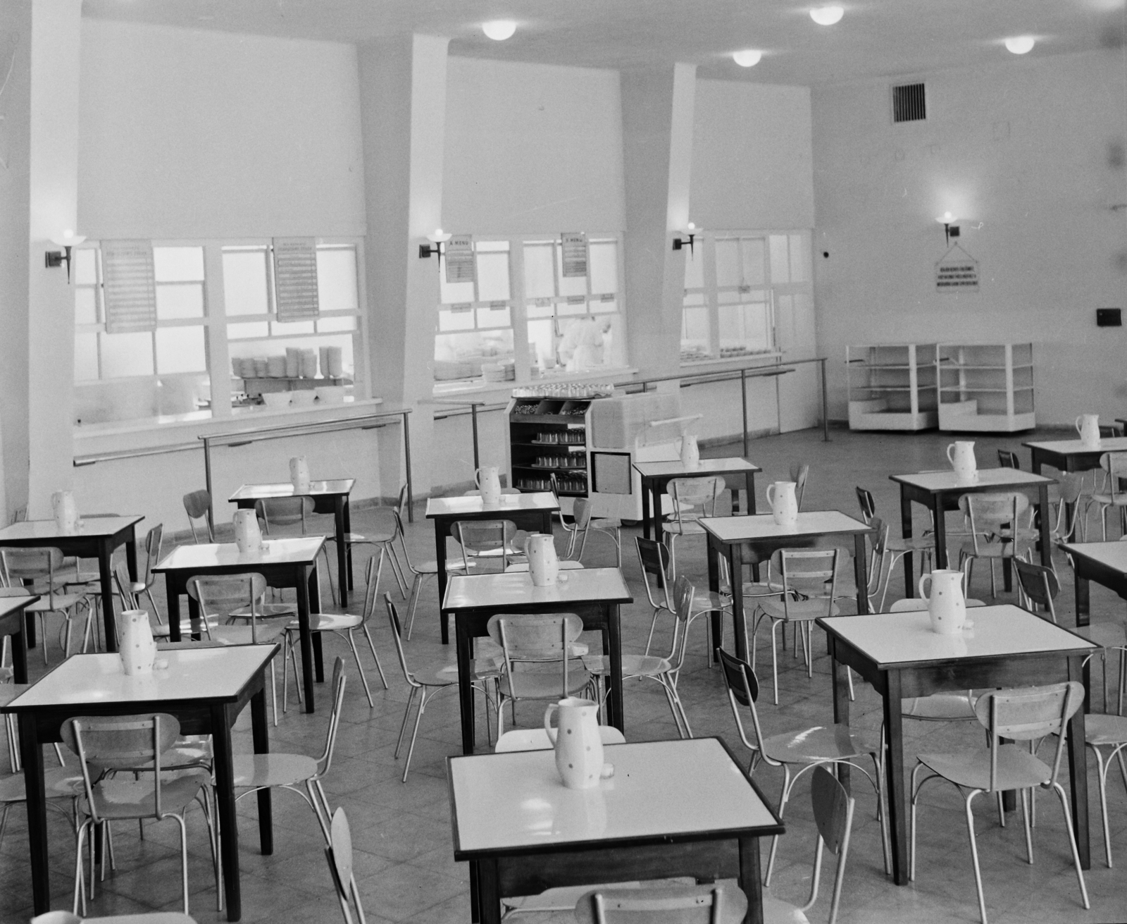 Hungary, Gödöllő, Erzsébet park, Ganz Árammérőgyár, ebédlő., 1961, Bauer Sándor, restaurant, dining room, lamp bracket, jug, self-serving restaurant, canteen, Fortepan #110516