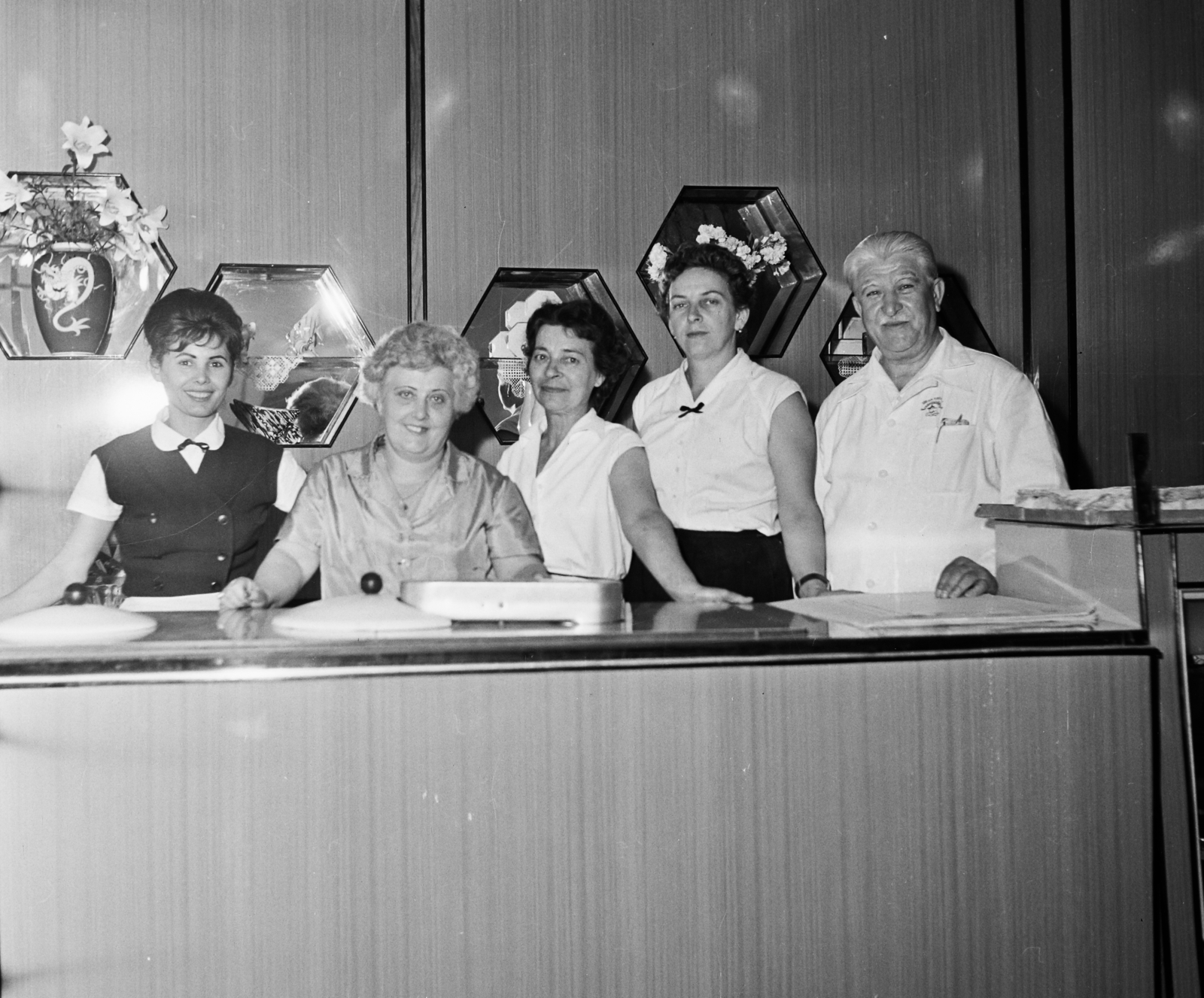 Hungary, Budapest XIX., Üllői úti lakótelep a Kossuth Lajos utca és a Zrinyi utca között (ekkor Vörös Hadsereg útja 149.), Hunyad cukrászda., 1964, Bauer Sándor, pastry shop, Budapest, staff, Fortepan #110524