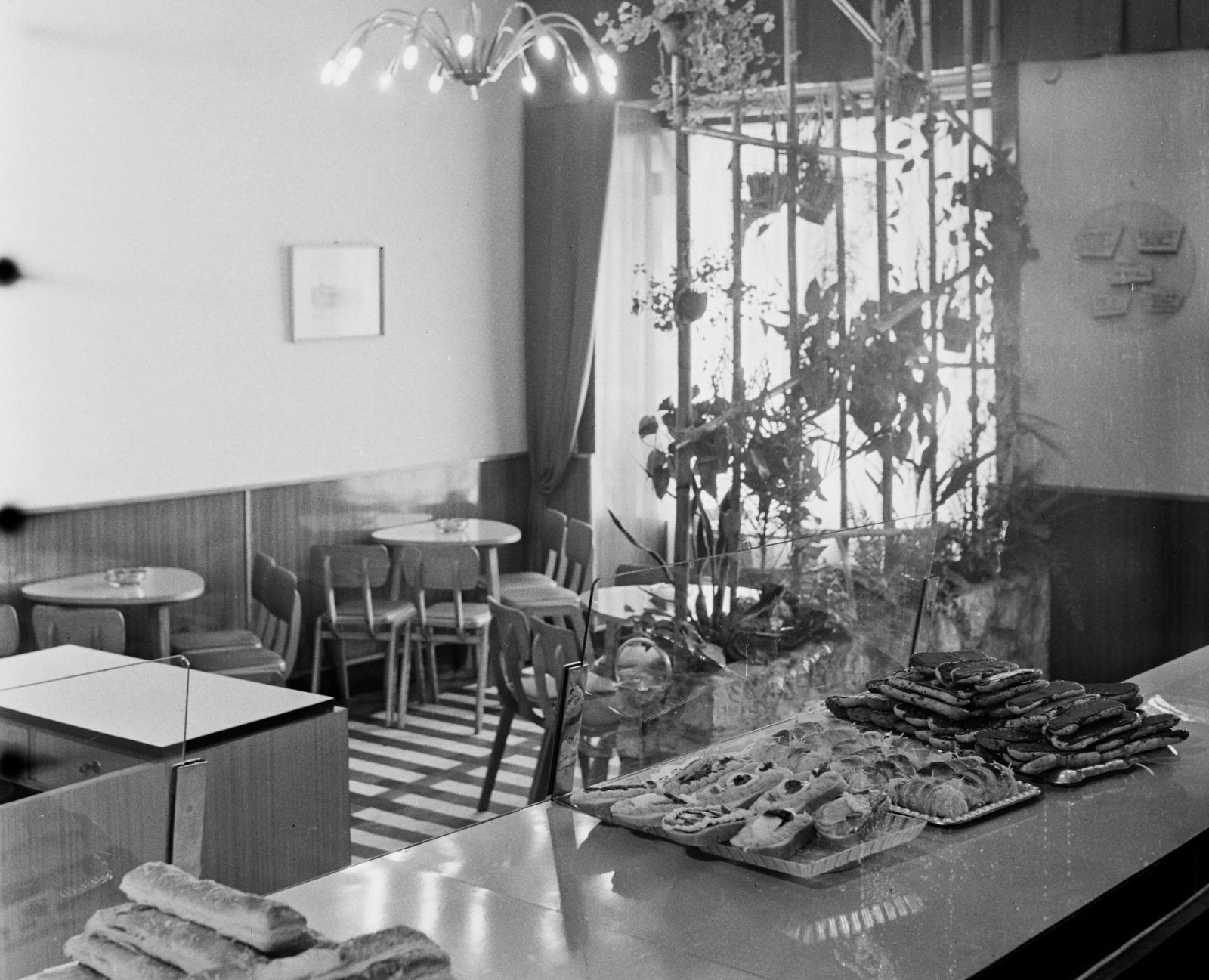 Hungary, Budapest XIX., Üllői úti lakótelep a Kossuth Lajos utca és a Zrinyi utca között (ekkor Vörös Hadsereg útja 149.), Hunyad cukrászda., 1964, Bauer Sándor, pastry shop, Budapest, Fortepan #110525