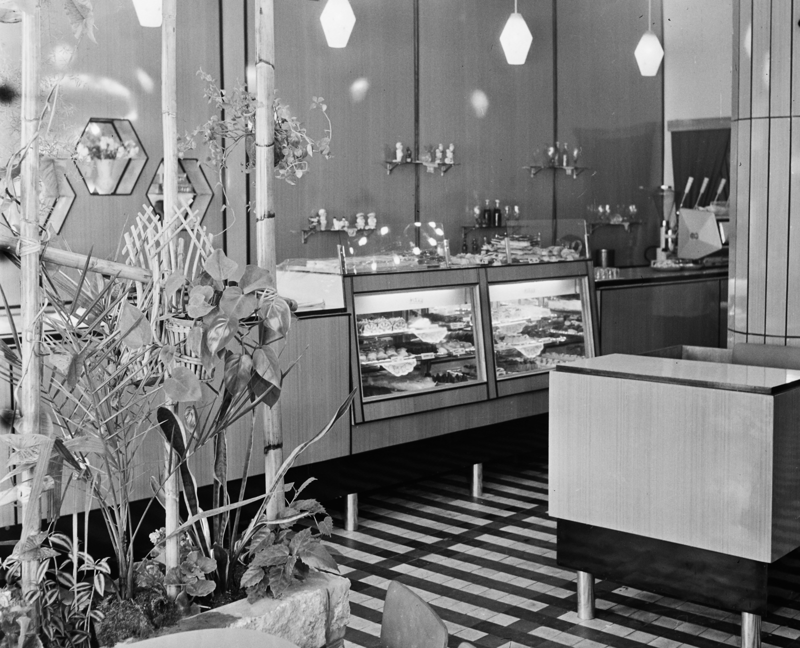 Hungary, Budapest XIX., Üllői úti lakótelep a Kossuth Lajos utca és a Zrinyi utca között (ekkor Vörös Hadsereg útja 149.), Hunyad cukrászda., 1964, Bauer Sándor, pastry shop, Budapest, Fortepan #110527