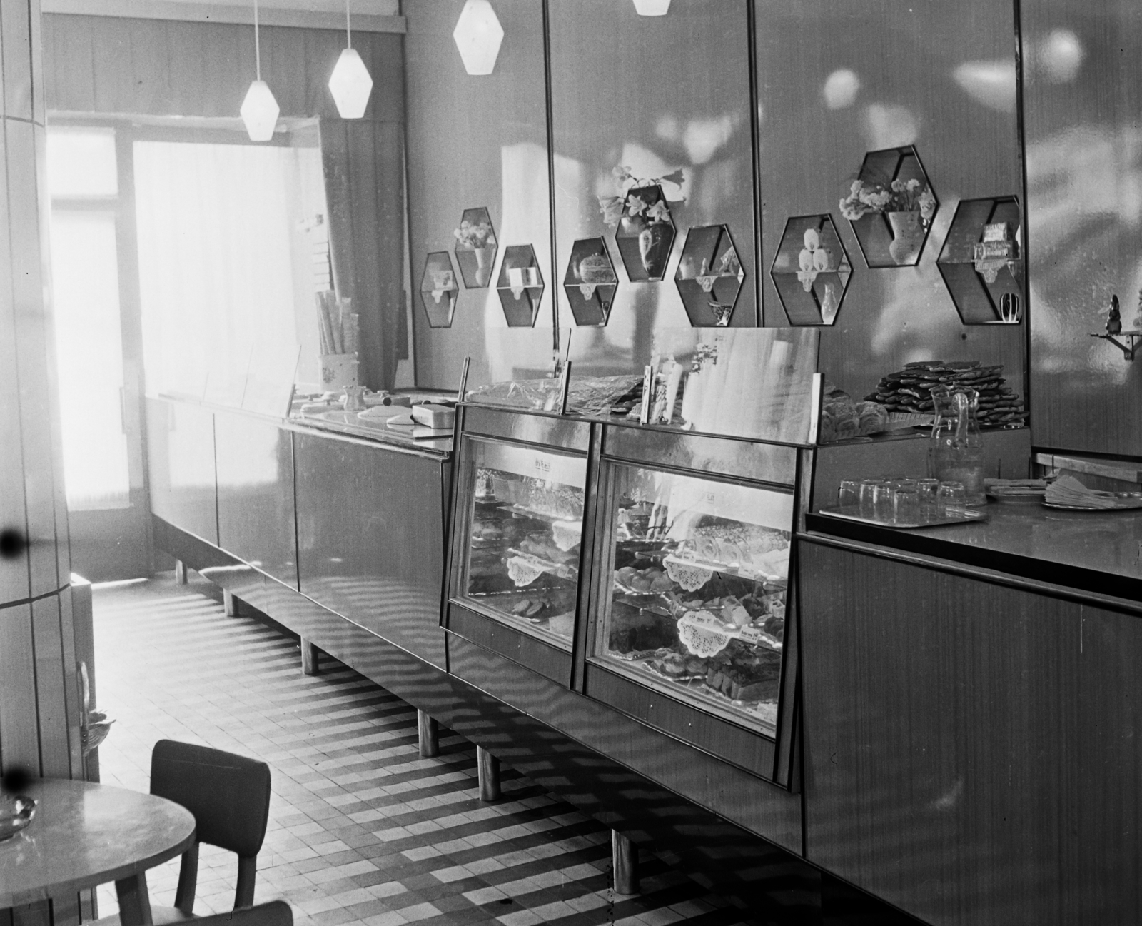 Hungary, Budapest XIX., Üllői úti lakótelep a Kossuth Lajos utca és a Zrinyi utca között (ekkor Vörös Hadsereg útja 149.), Hunyad cukrászda., 1964, Bauer Sándor, pastry shop, Budapest, Fortepan #110528