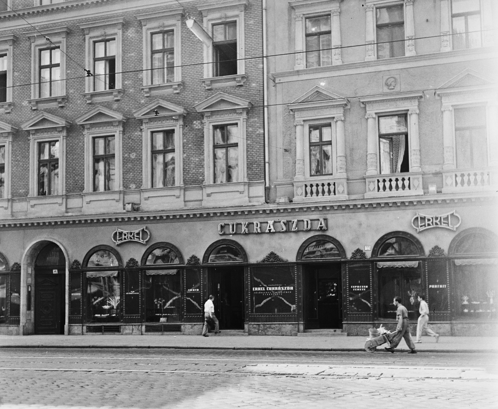 Hungary, Budapest VIII., Rákóczi út 47., Erkel (Hauer) cukrászda., 1960, Bauer Sándor, pastry shop, cobblestones, neon sign, Budapest, Fortepan #110550