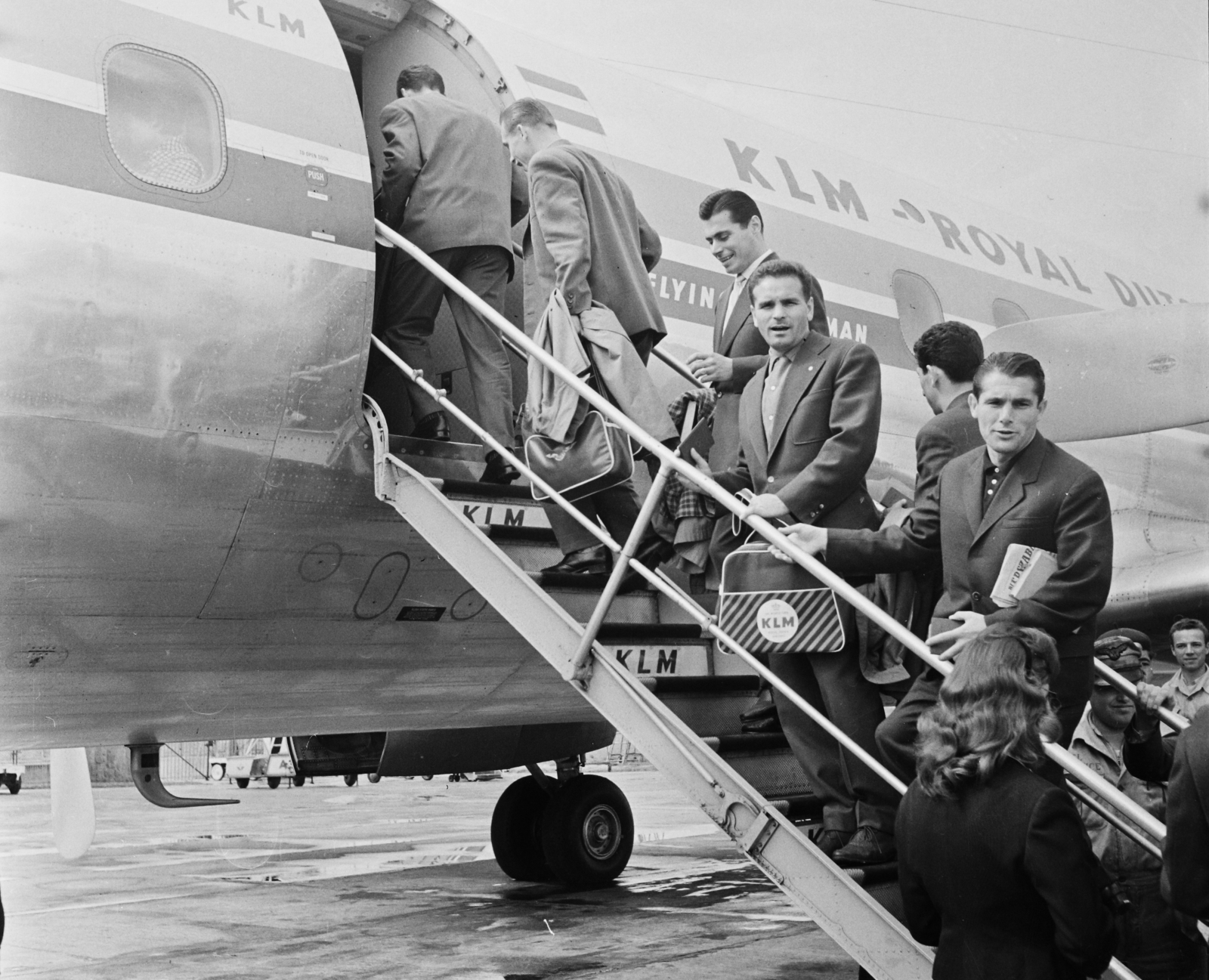 Hungary, Ferihegy (now - Ferenc Liszt) International Airport, Budapest XVIII., a magyar labdarúgó válogatott indul a Hollandia elleni (3:0) 1961. április 28-i VB selejtezőre. Fentről: Solymosi Ernő (ballonkabáttal), Sárosi László, Dalnoki Jenő, Göröcs János, Sándor Károly., 1961, Bauer Sándor, label, airplane, stairs, soccer team, airport, KLM Royal Dutch Airlines, Népszabadság newspaper, Budapest, aircraft steps, Fortepan #110556