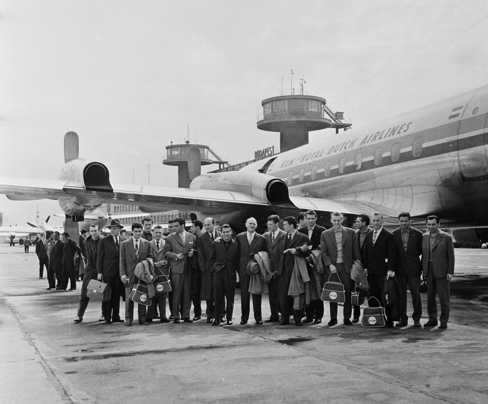 Hungary, Ferihegy (now - Ferenc Liszt) International Airport, Budapest XVIII., a Hollandia elleni (3:0) 1961. április 28-i VB selejtezőre induló magyar labdarúgó válogatott. Nagy István, ?, Fenyvesi Máté. Albert Flórián, ? Sárosi László, Bundzsák Dezső, Göröcs János, ?, Sándor Károly, Barcs Sándor MLSZ elnök, Sipos Ferenc, Kotász Antal, Szentmihályi Antal (takarva), Mátrai Sándor, Solymosi Ernő, Grosics Gyula, Baróti Lajos szövetségi kapitány, Dalnoki Jenő, Vinkovics Lajos gyúró., 1961, Bauer Sándor, american brand, Soviet brand, label, tableau, airplane, soccer team, airport, Ilyushin-brand, KLM Royal Dutch Airlines, Lockheed-brand, Budapest, Fortepan #110558
