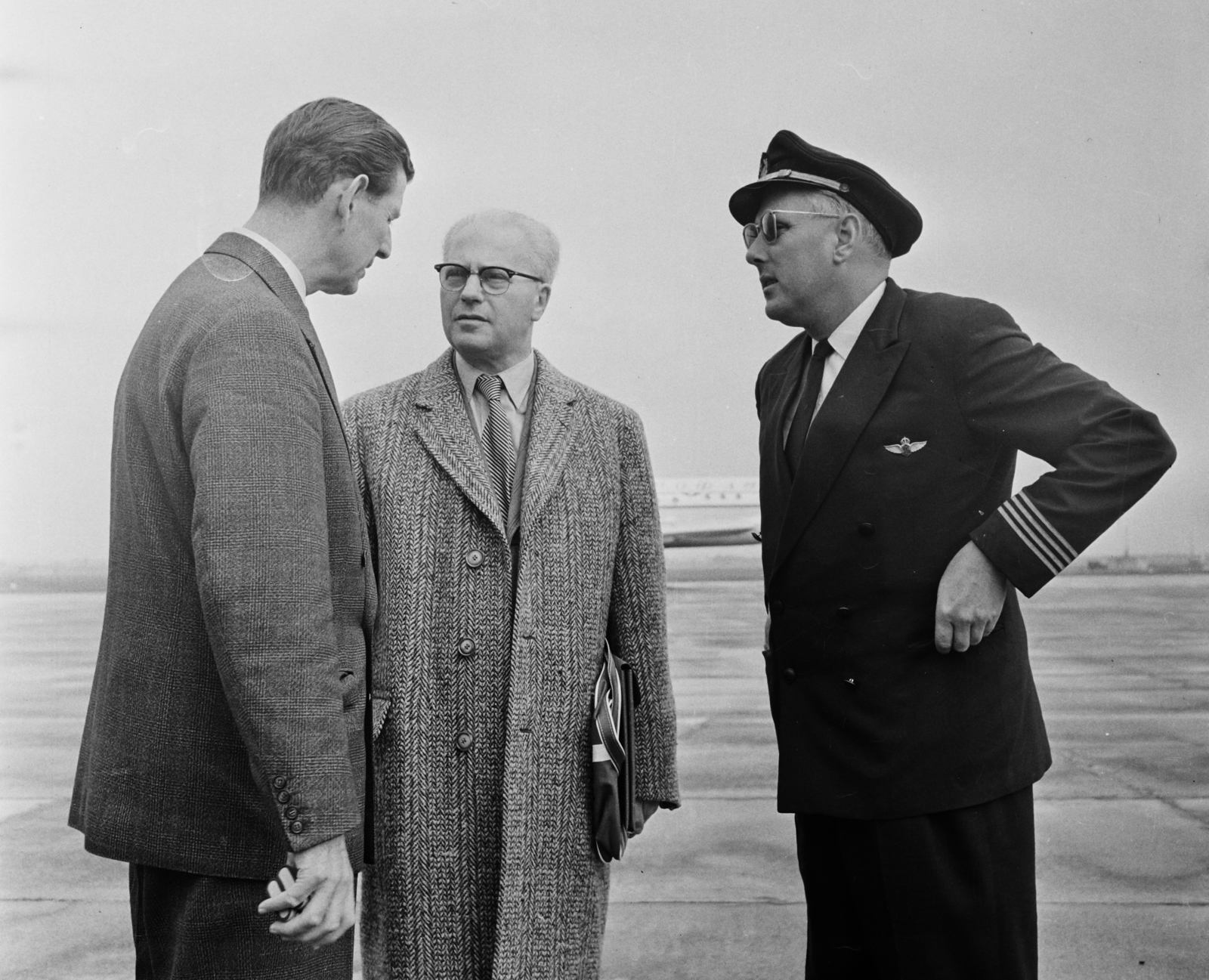 Hungary, Ferihegy (now - Ferenc Liszt) International Airport, Budapest XVIII., a felvétel a magyar labdarúgó válogatott Hollandia elleni (3:0) 1961. április 28-i VB selejtezőre való indulásakor készült., 1961, Bauer Sándor, airport, KLM Royal Dutch Airlines, Budapest, Fortepan #110559