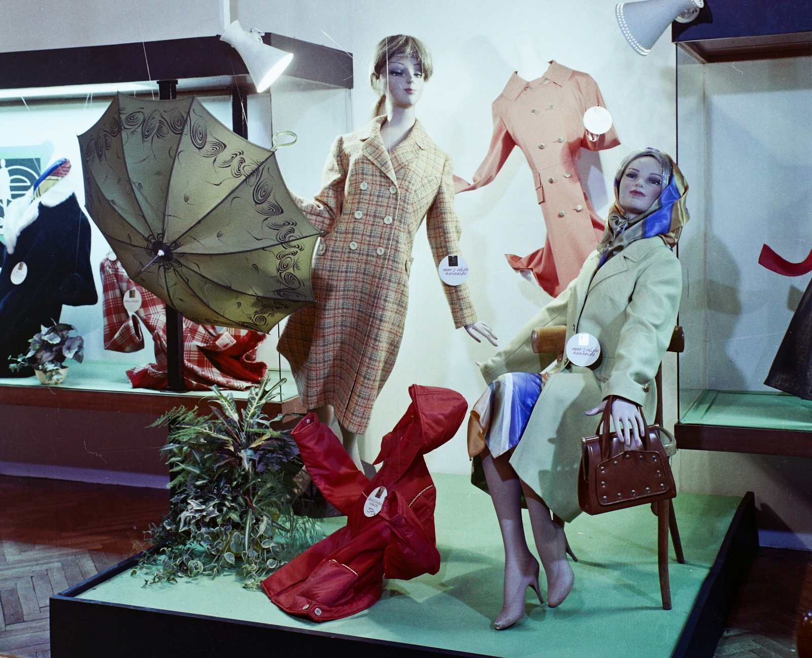 Hungary, Budapest VI., Andrássy út (Népköztársaság útja), Divatcsarnok, Lotz-terem. Az Elegant Május 1 Ruhagyár kiállítása., 1970, Bauer Sándor, colorful, umbrella, exhibition, coat, Budapest, mannequin, dress, Fortepan #110567