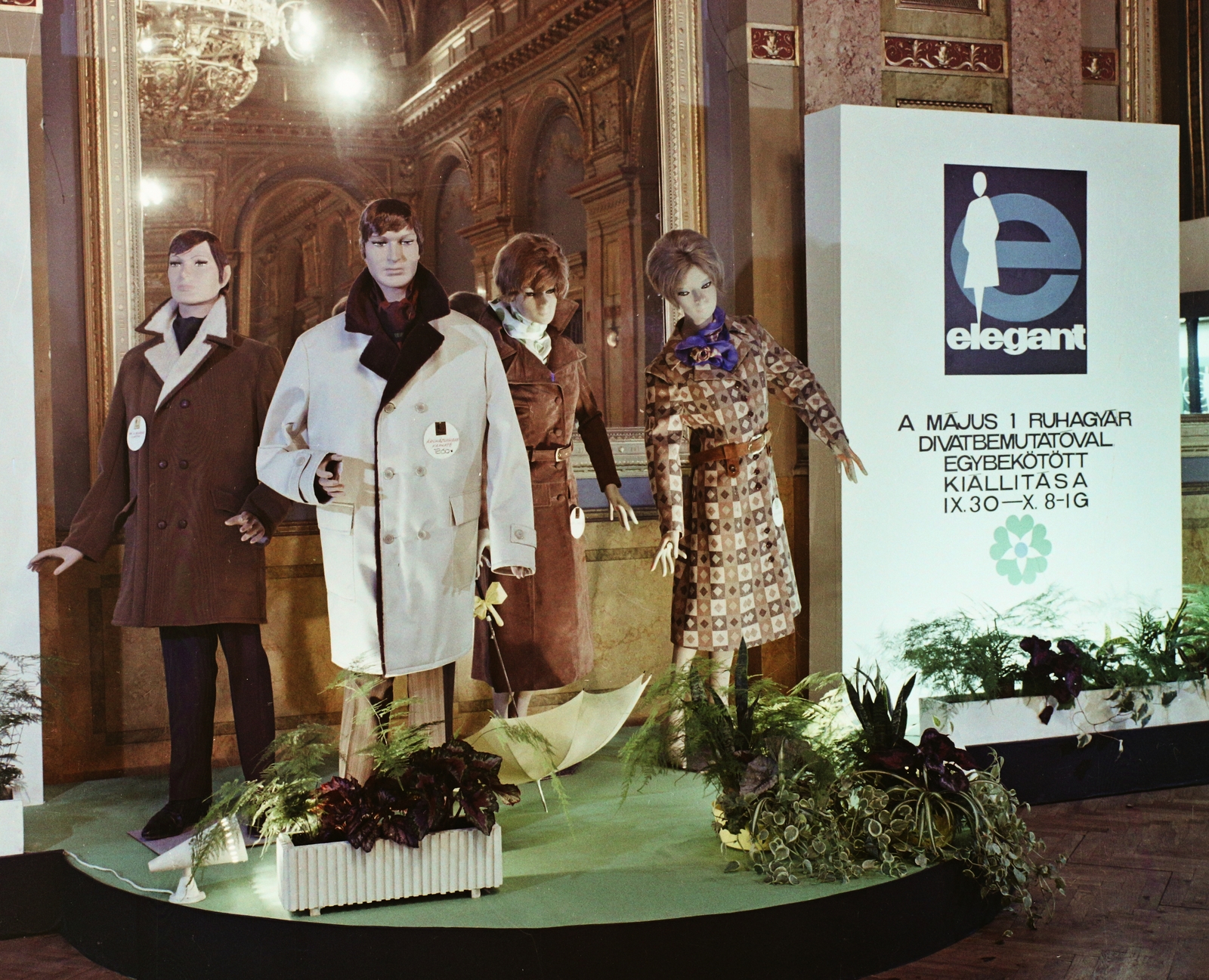 Hungary, Budapest VI., Andrássy út (Népköztársaság útja), Divatcsarnok, Lotz-terem., 1970, Bauer Sándor, colorful, exhibition, Budapest, mannequin, emblem, Fortepan #110572