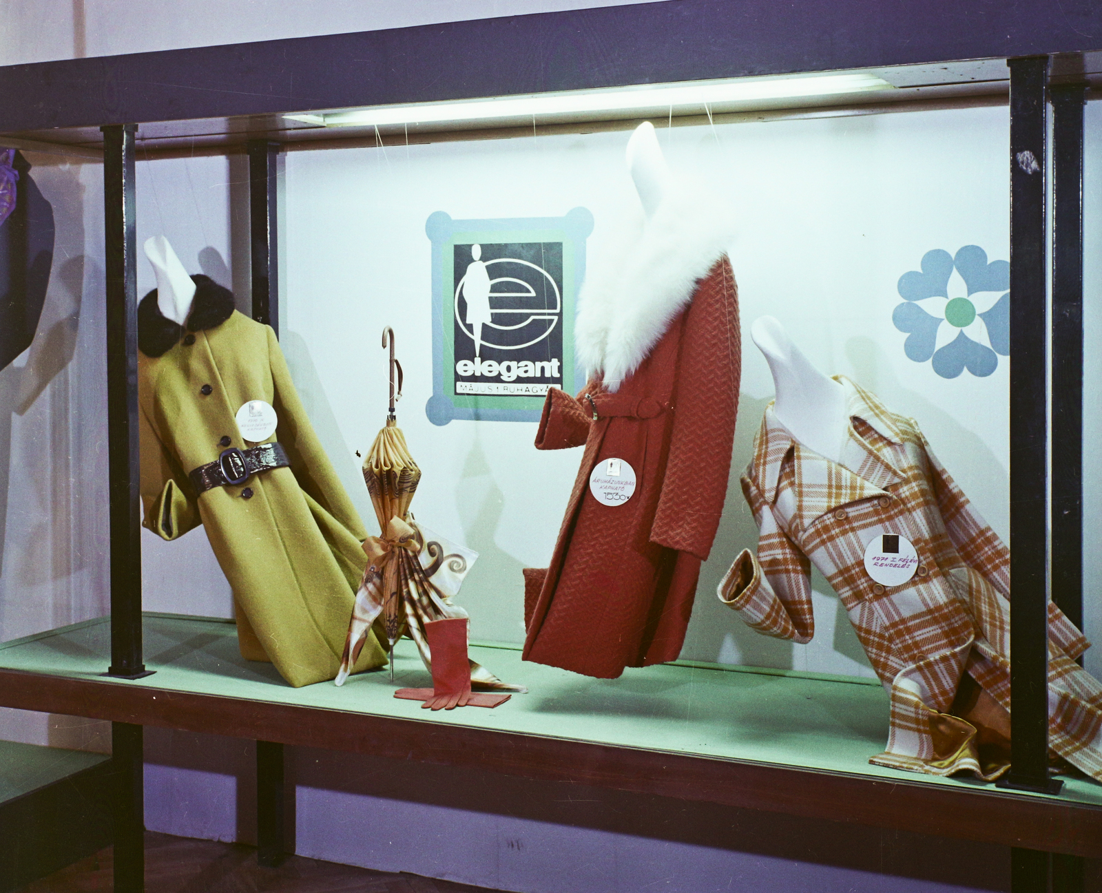 Hungary, Budapest VI., Andrássy út (Népköztársaság útja), Divatcsarnok, Lotz-terem. Az Elegant Május 1 Ruhagyár kiállítása., 1970, Bauer Sándor, colorful, Show window, exhibition, Budapest, Elegant-brand, Fortepan #110573