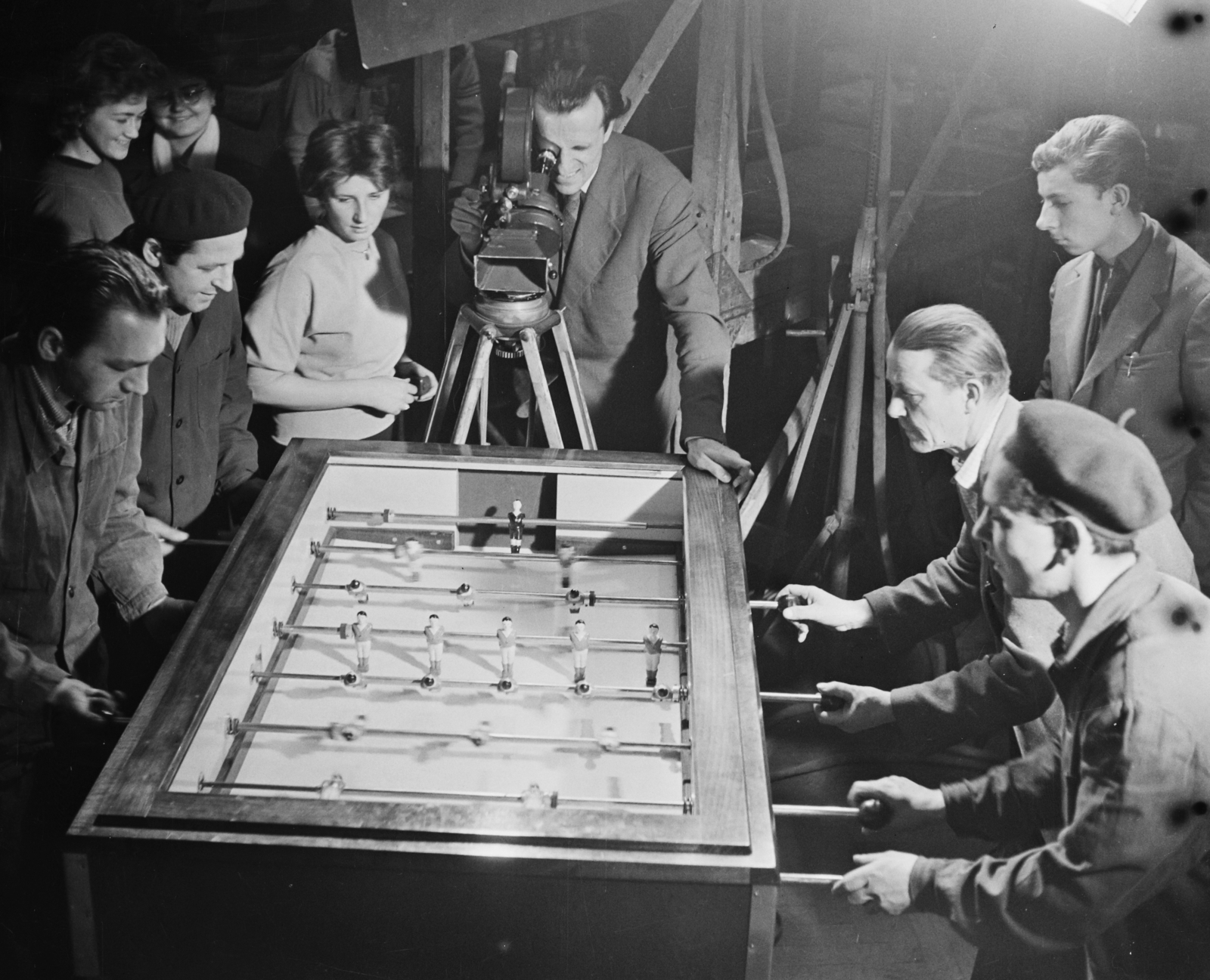 Magyarország, Budapest VIII., József körút 37-39., Játékpresszó., 1962, Bauer Sándor, filmforgatás, filmkamera, asztali foci, Budapest, Fortepan #110587