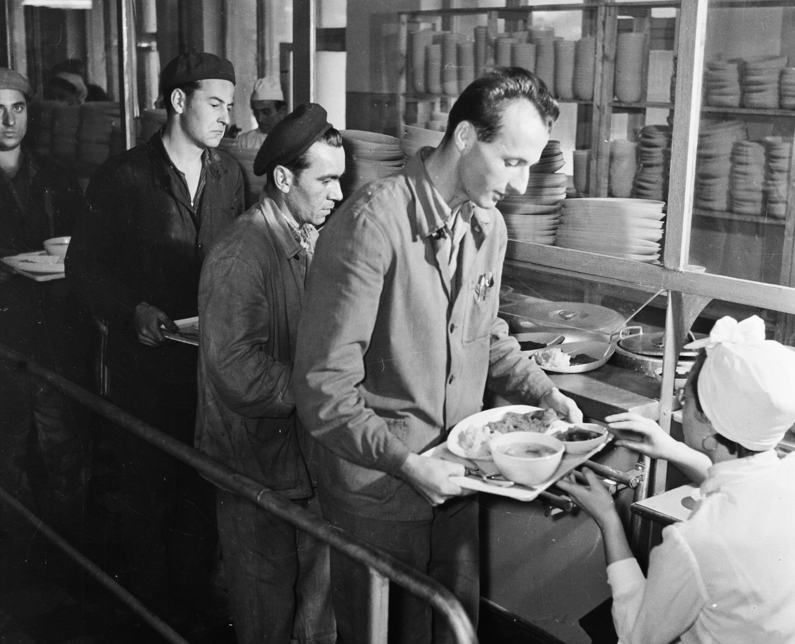 Hungary, Budapest XIII., Váci út 152-156., Láng Gépgyár, étterem., 1960, Bauer Sándor, working clothes, dining room, self-serving restaurant, canteen, Budapest, tray, Fortepan #110634