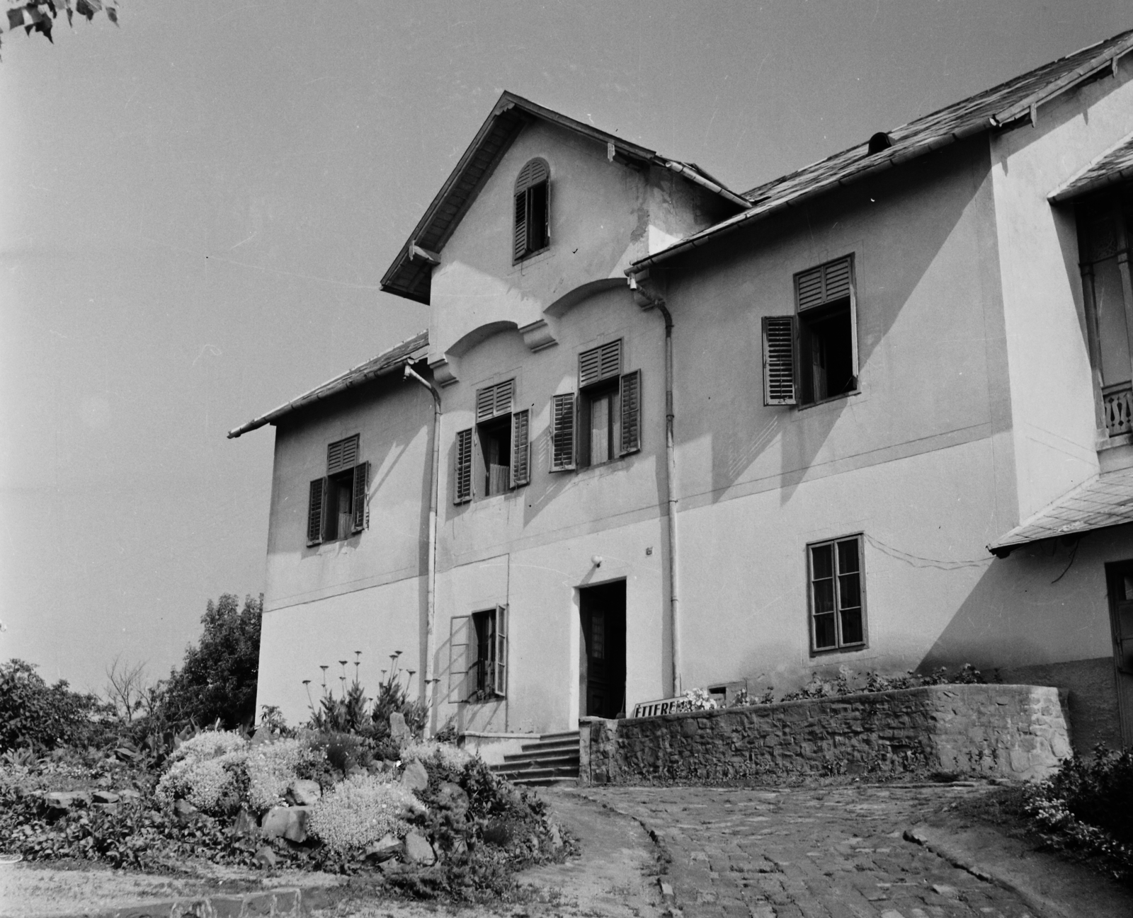 Hungary,Lake Balaton, Badacsonytomaj, Kisfaludy Sándor utca, Vadvirág szálloda., 1961, Bauer Sándor, Fortepan #110643